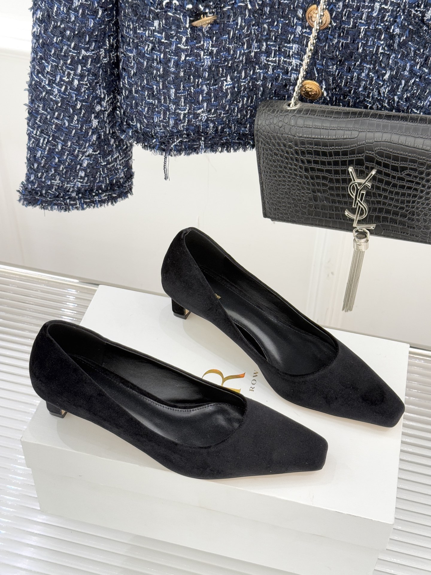 The Row25WF新品复古小方头猫跟高跟鞋单鞋以“少即是多”的设计哲学为骨将复古底蕴与现代优雅织入靴