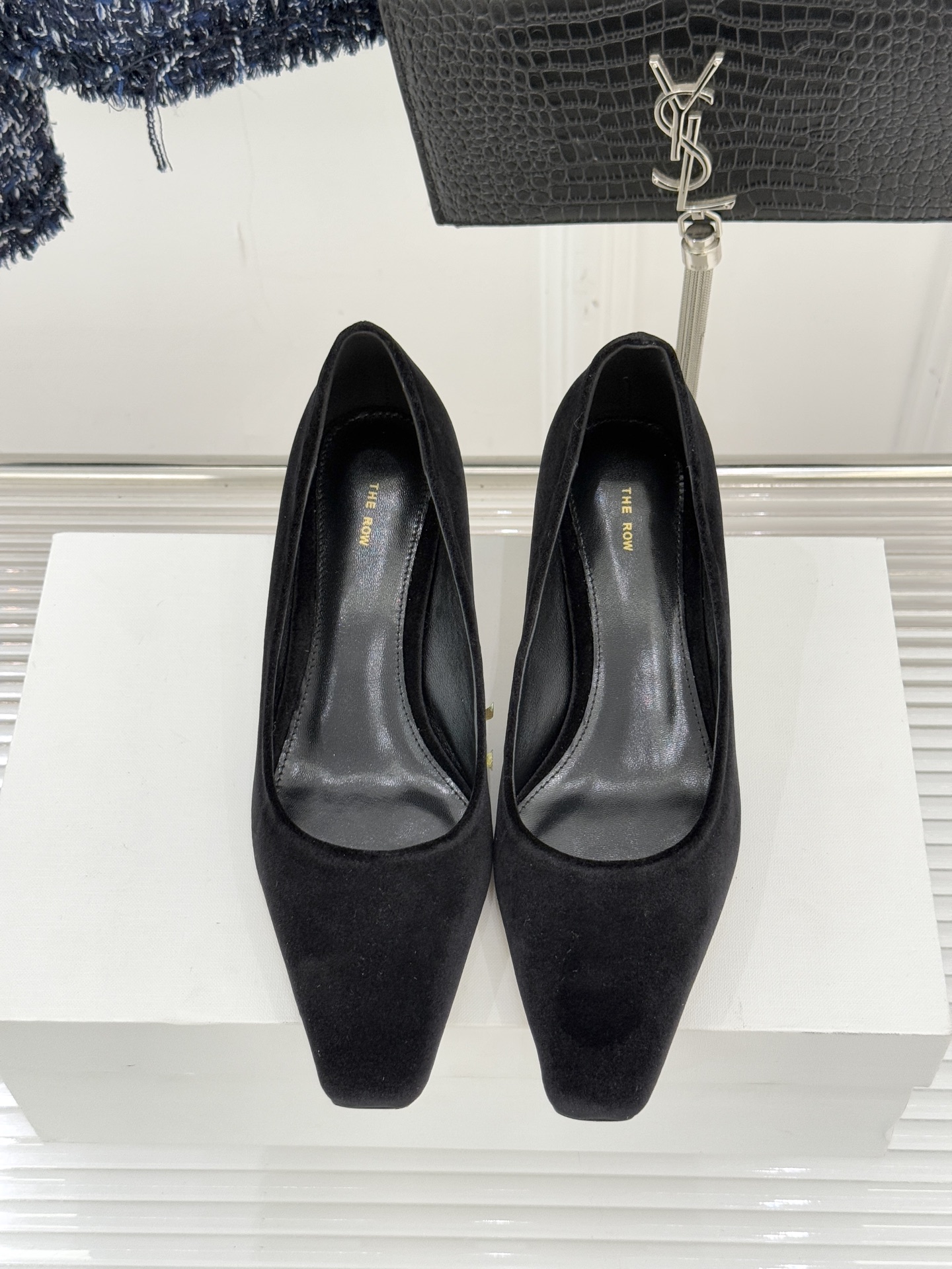 The Row25WF新品复古小方头猫跟高跟鞋单鞋以“少即是多”的设计哲学为骨将复古底蕴与现代优雅织入靴