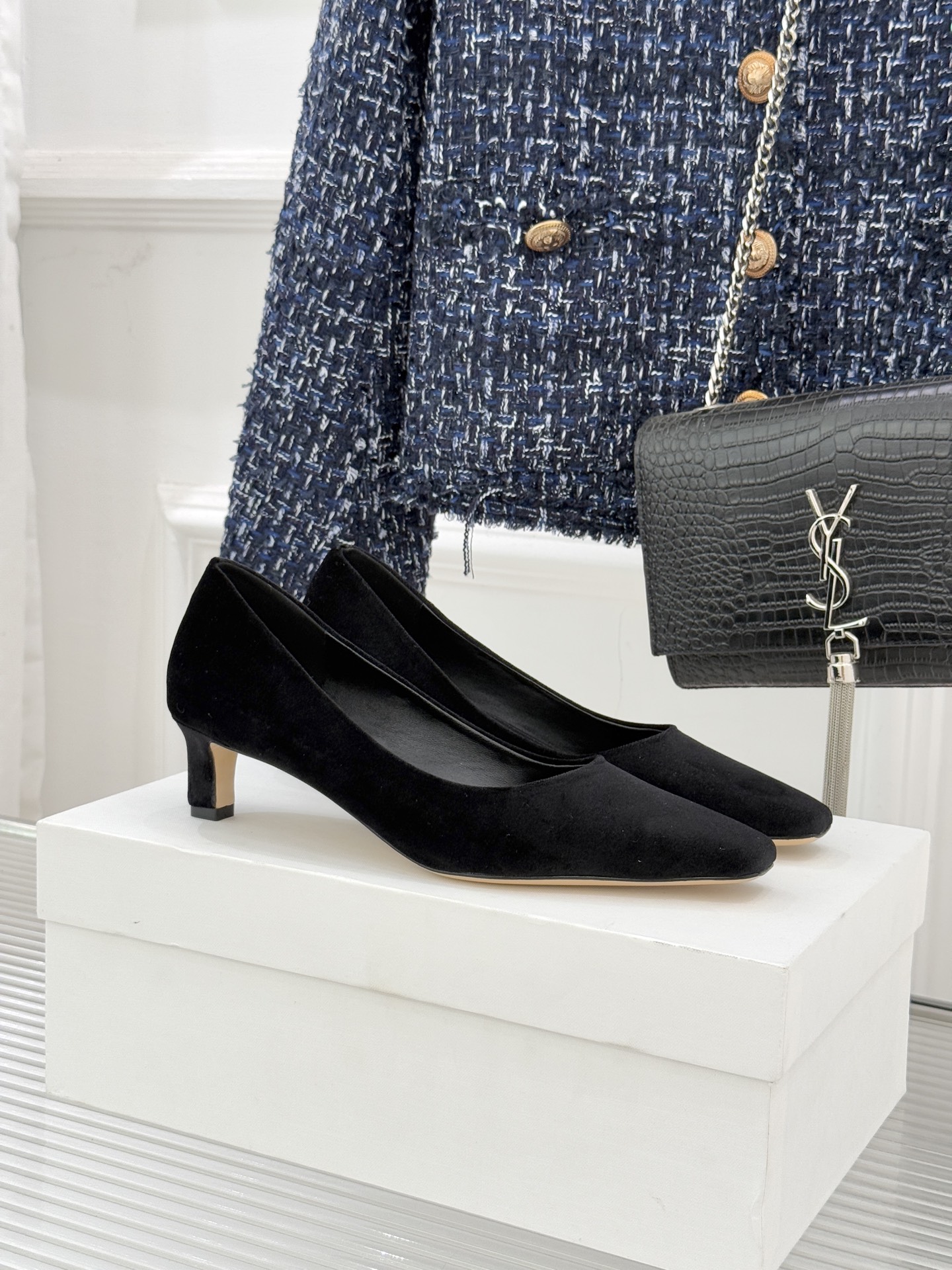 The Row25WF新品复古小方头猫跟高跟鞋单鞋以“少即是多”的设计哲学为骨将复古底蕴与现代优雅织入靴