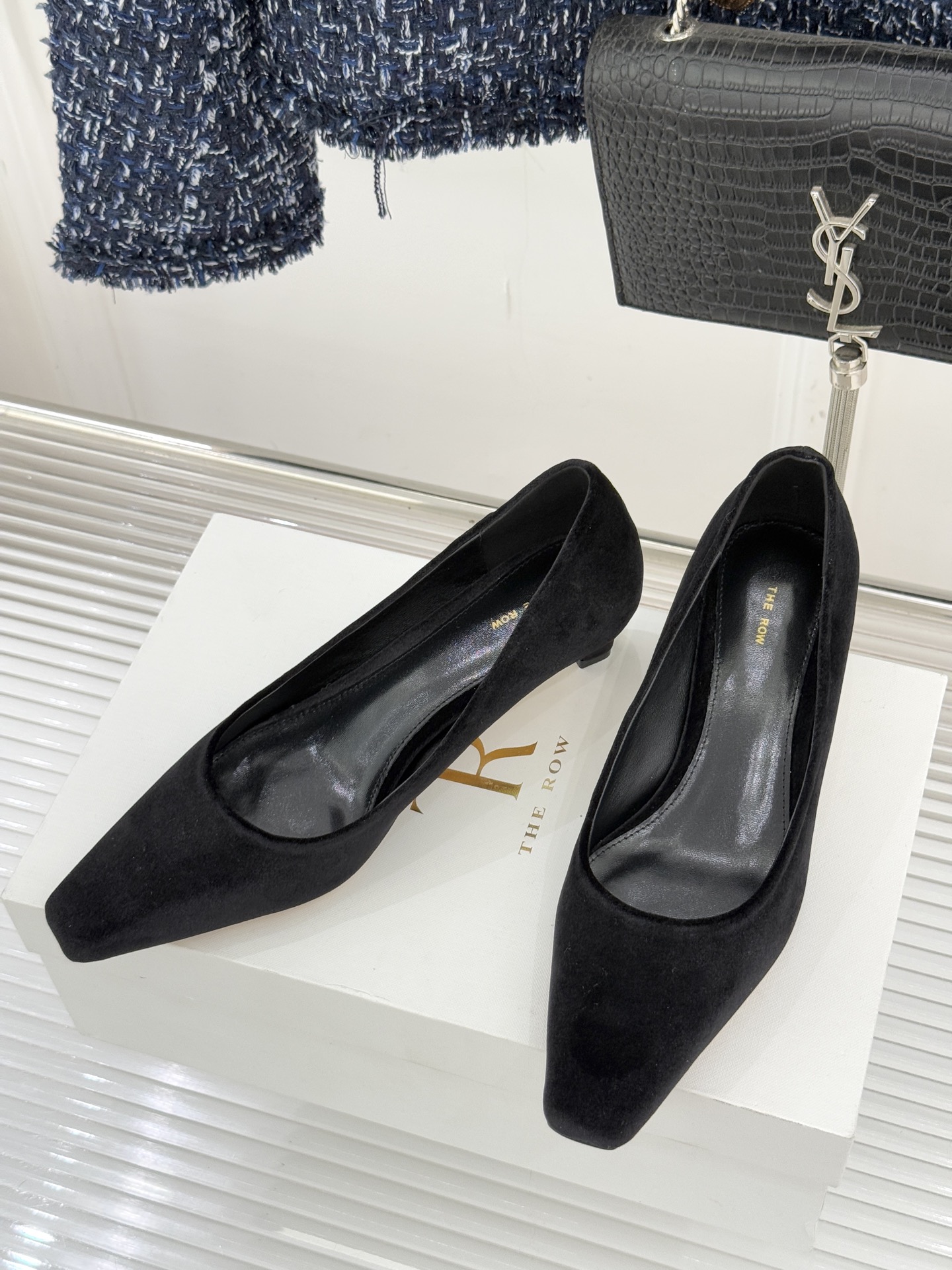 The Row25WF新品复古小方头猫跟高跟鞋单鞋以“少即是多”的设计哲学为骨将复古底蕴与现代优雅织入靴