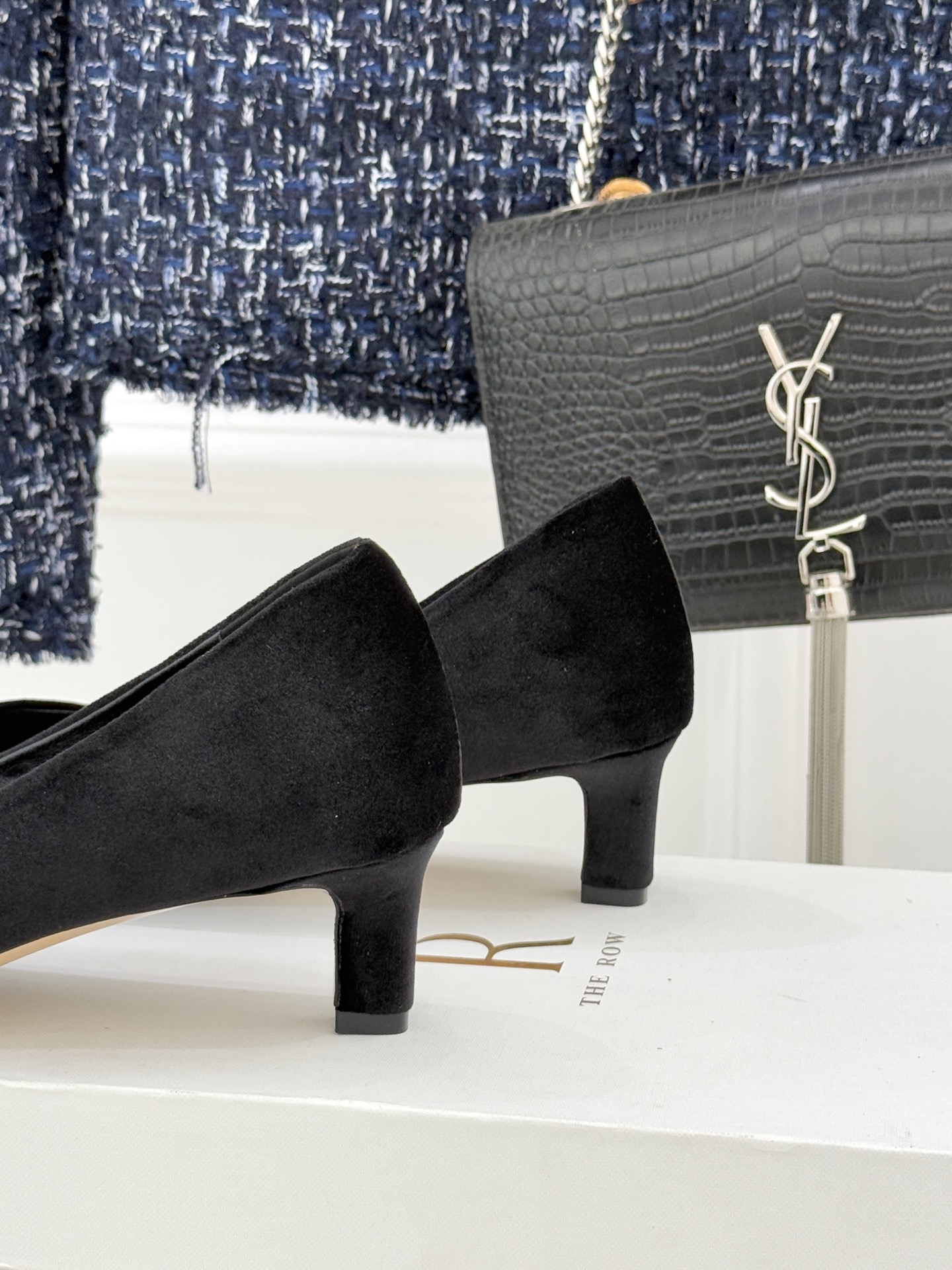 The Row25WF新品复古小方头猫跟高跟鞋单鞋以“少即是多”的设计哲学为骨将复古底蕴与现代优雅织入靴