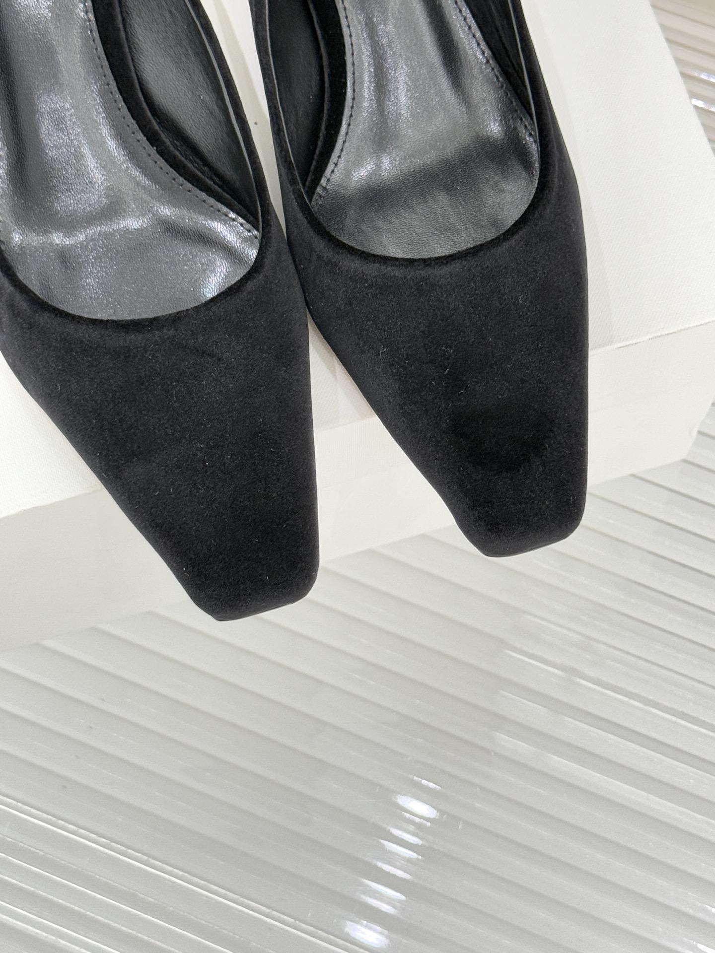 The Row25WF新品复古小方头猫跟高跟鞋单鞋以“少即是多”的设计哲学为骨将复古底蕴与现代优雅织入靴