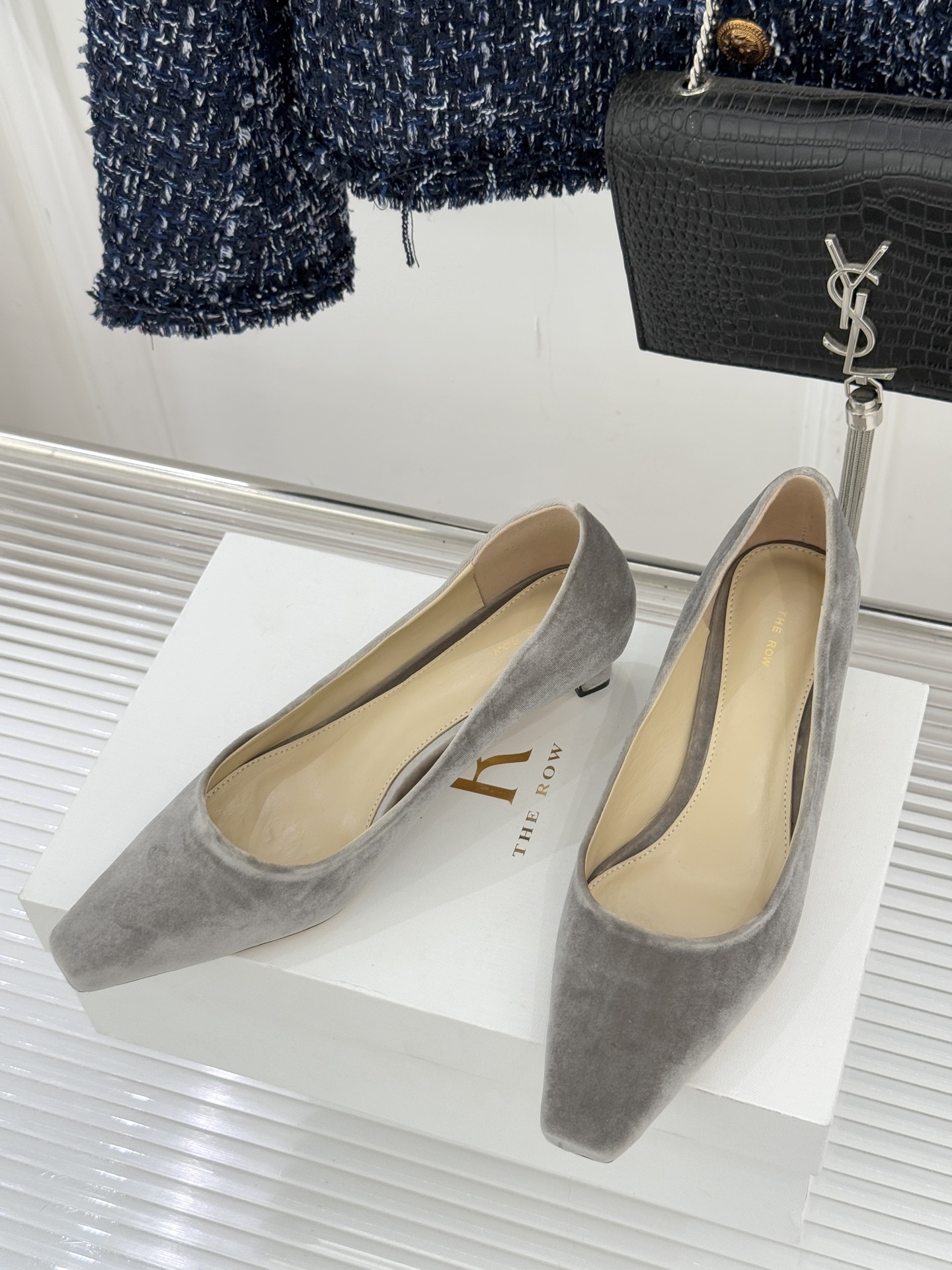 The Row25WF新品复古小方头猫跟高跟鞋单鞋以“少即是多”的设计哲学为骨将复古底蕴与现代优雅织入靴