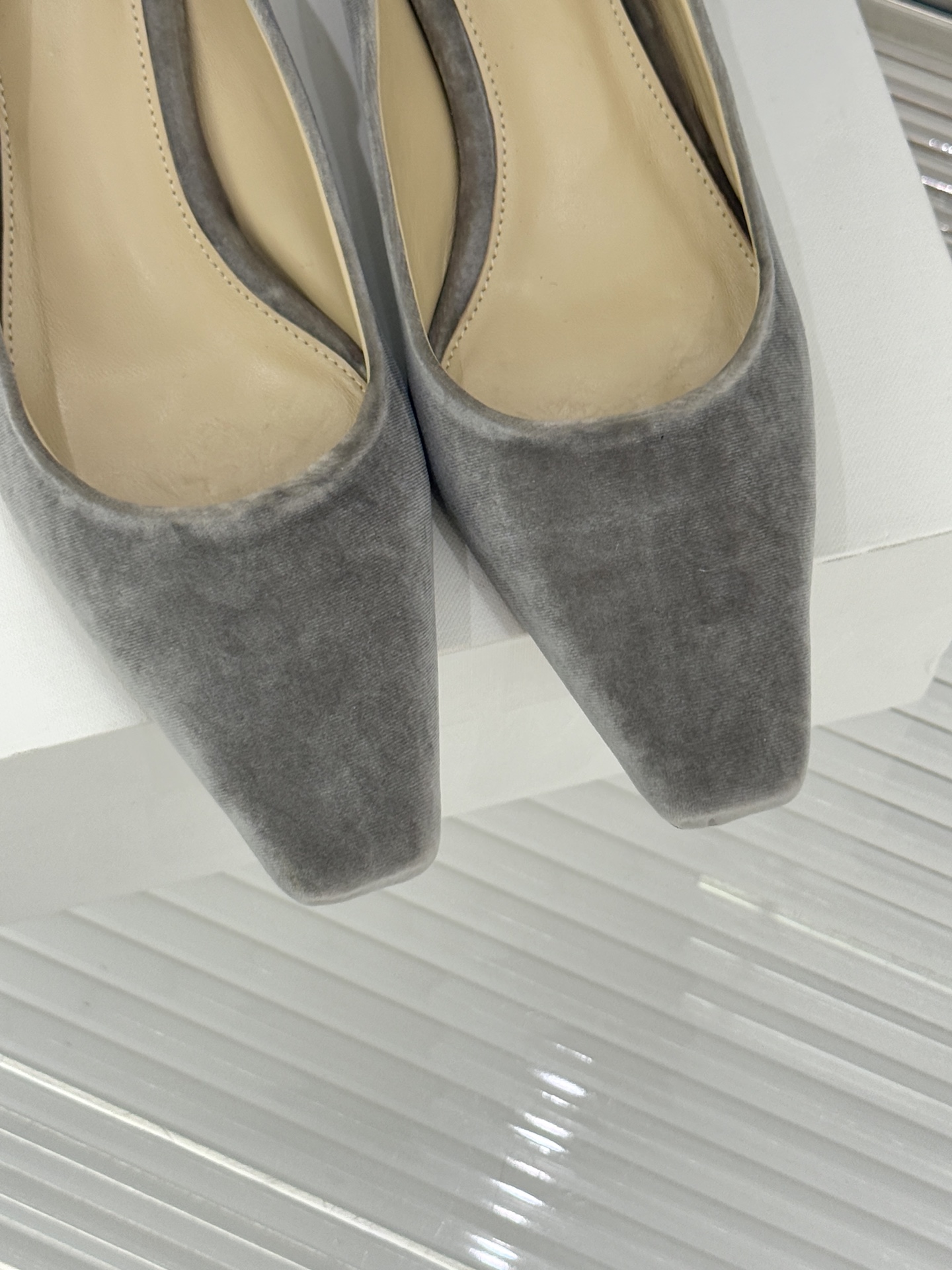 The Row25WF新品复古小方头猫跟高跟鞋单鞋以“少即是多”的设计哲学为骨将复古底蕴与现代优雅织入靴