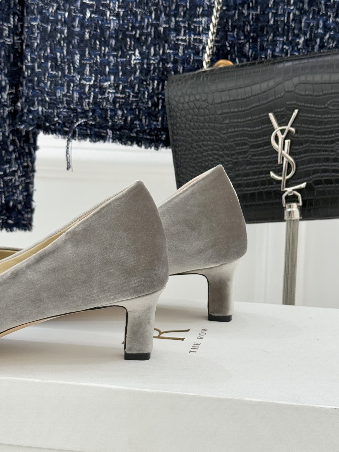 The Row25WF新品复古小方头猫跟高跟鞋单鞋以“少即是多”的设计哲学为骨将复古底蕴与现代优雅织入靴