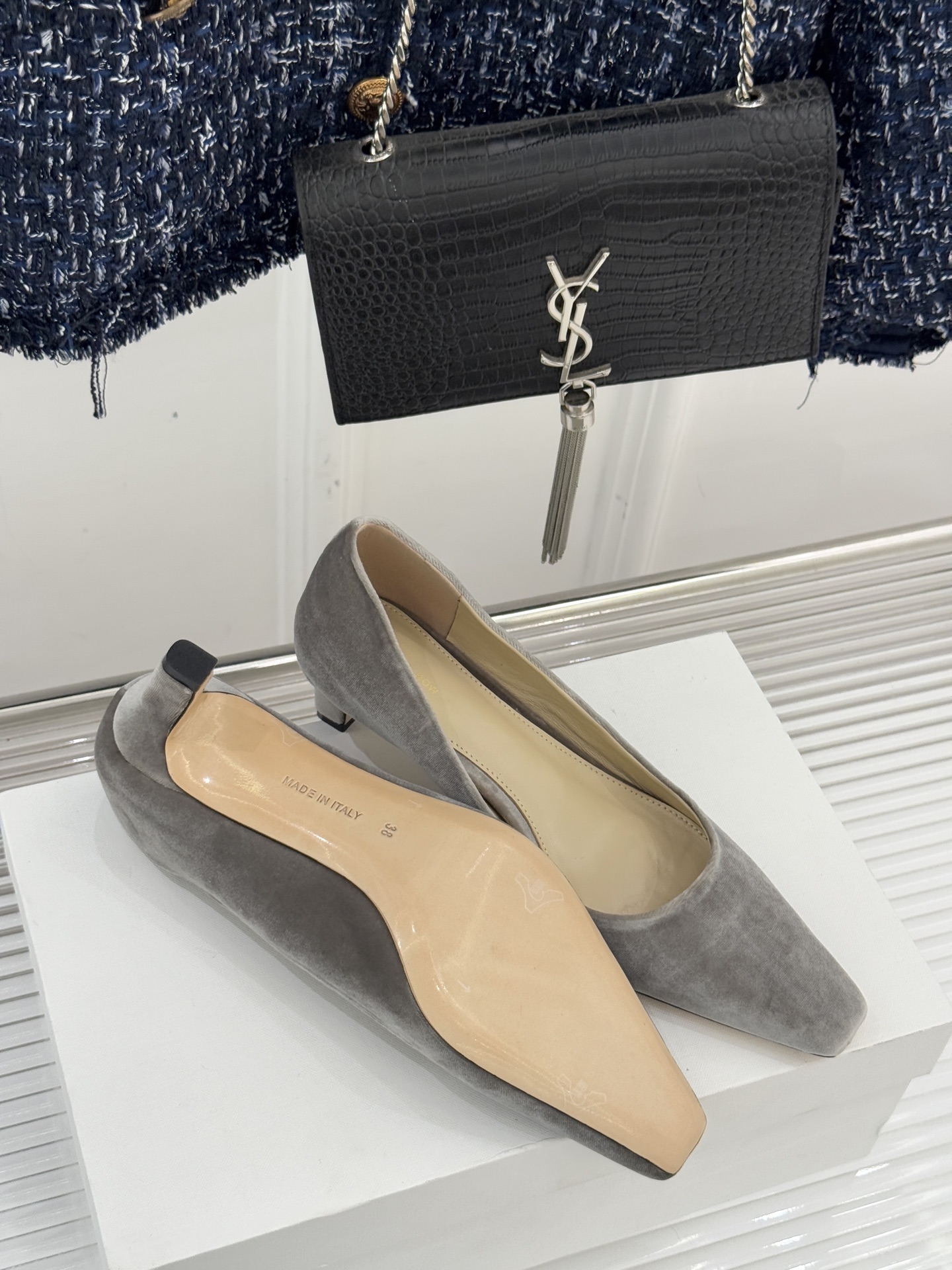 The Row25WF新品复古小方头猫跟高跟鞋单鞋以“少即是多”的设计哲学为骨将复古底蕴与现代优雅织入靴