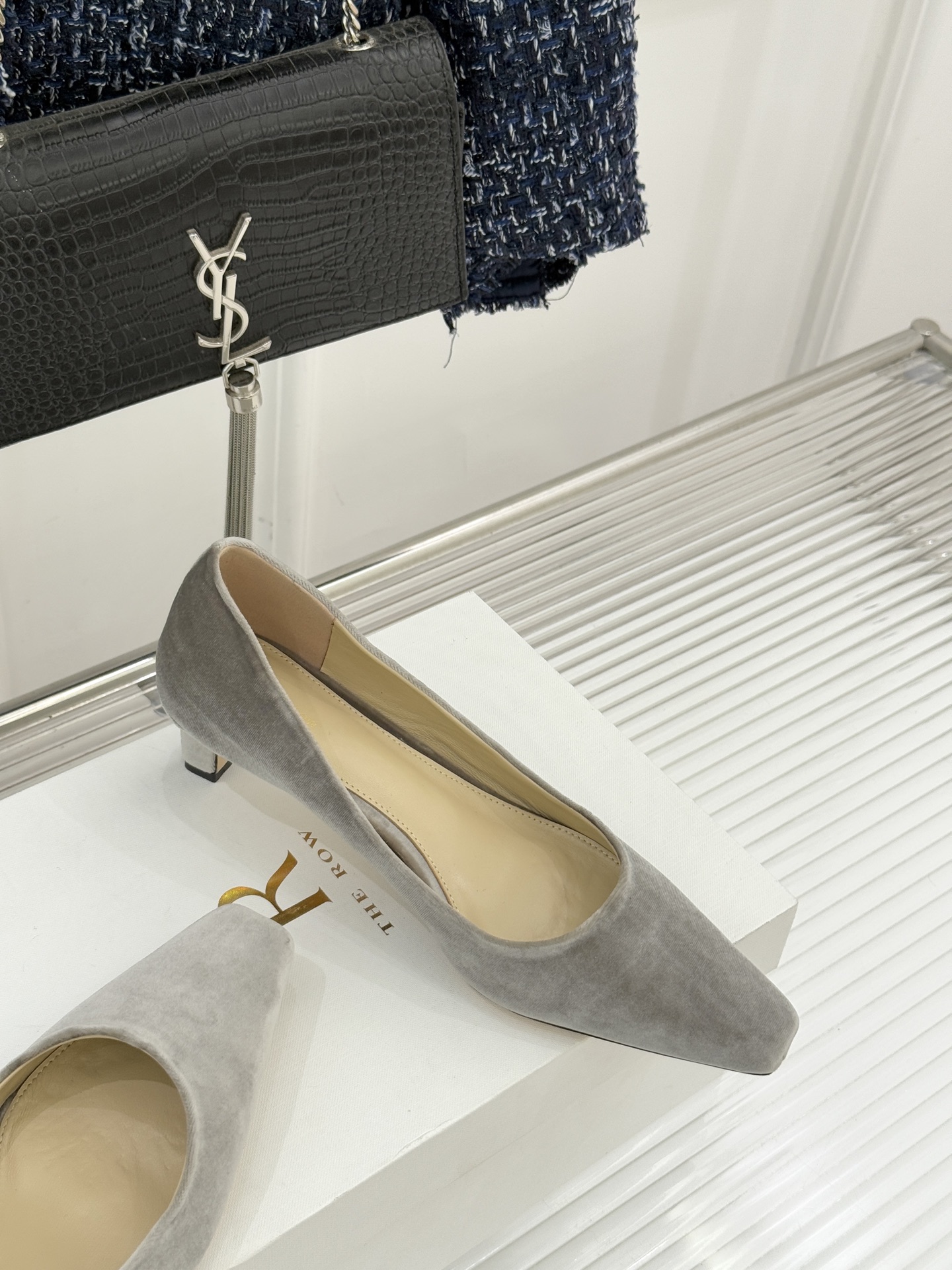 The Row25WF新品复古小方头猫跟高跟鞋单鞋以“少即是多”的设计哲学为骨将复古底蕴与现代优雅织入靴