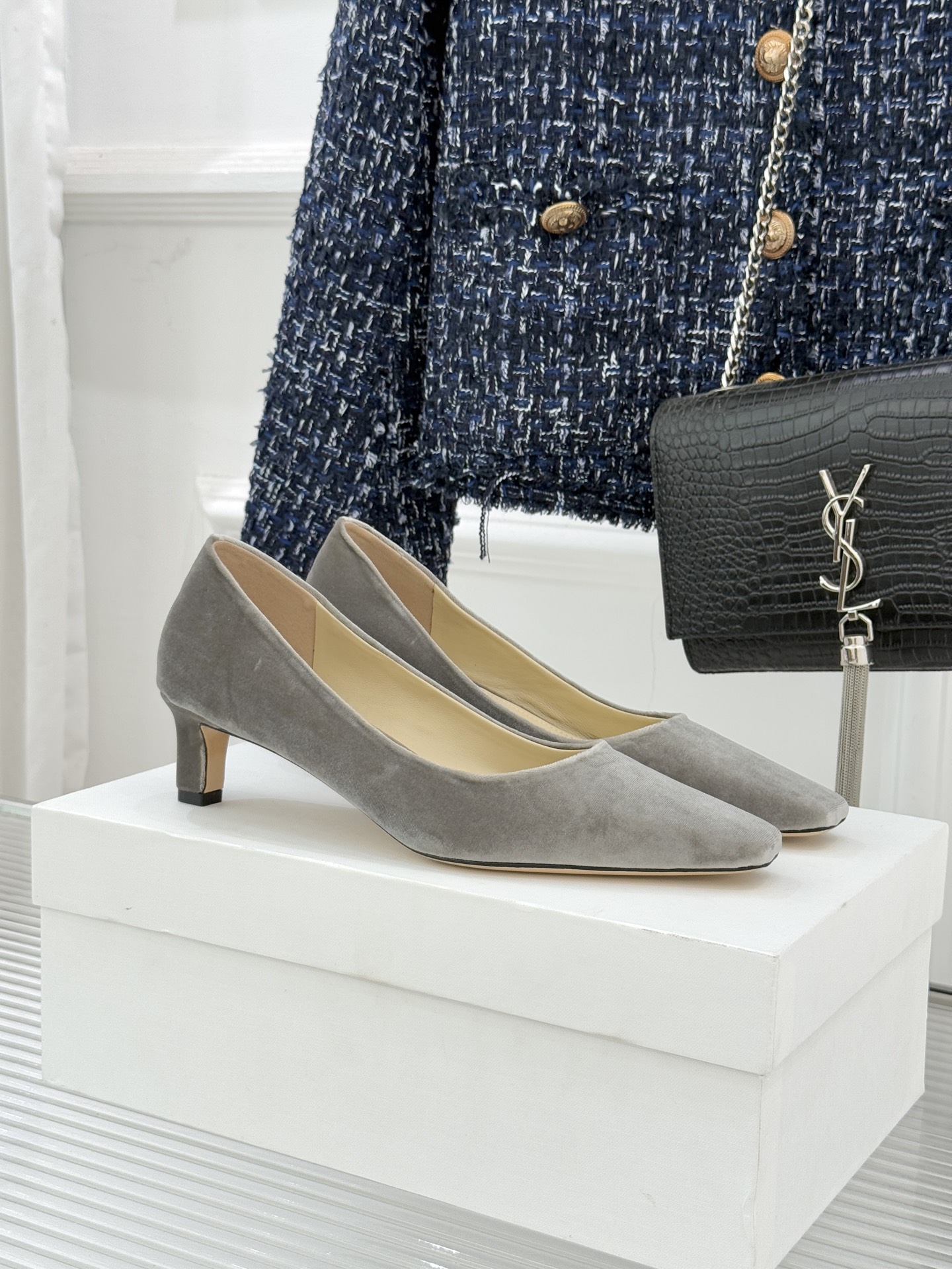 The Row25WF新品复古小方头猫跟高跟鞋单鞋以“少即是多”的设计哲学为骨将复古底蕴与现代优雅织入靴