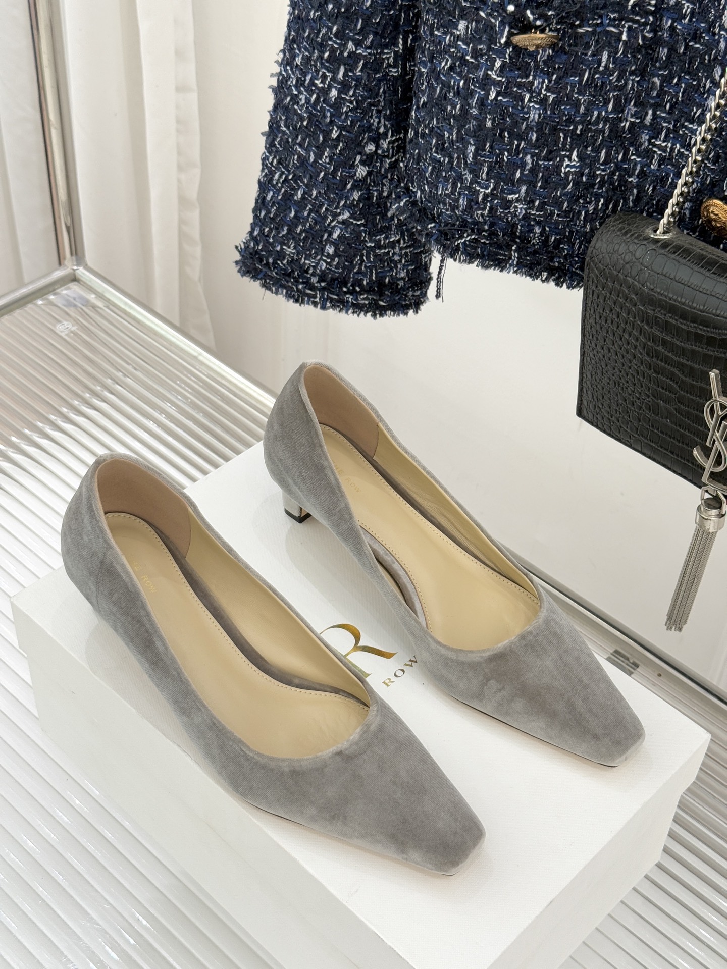 The Row25WF新品复古小方头猫跟高跟鞋单鞋以“少即是多”的设计哲学为骨将复古底蕴与现代优雅织入靴