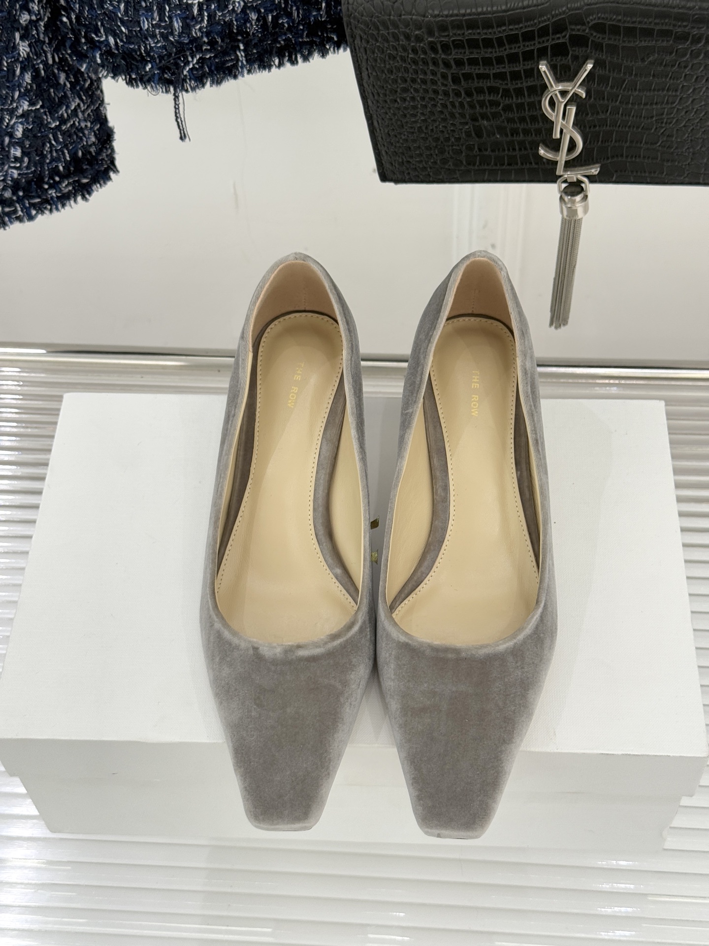 The Row25WF新品复古小方头猫跟高跟鞋单鞋以“少即是多”的设计哲学为骨将复古底蕴与现代优雅织入靴