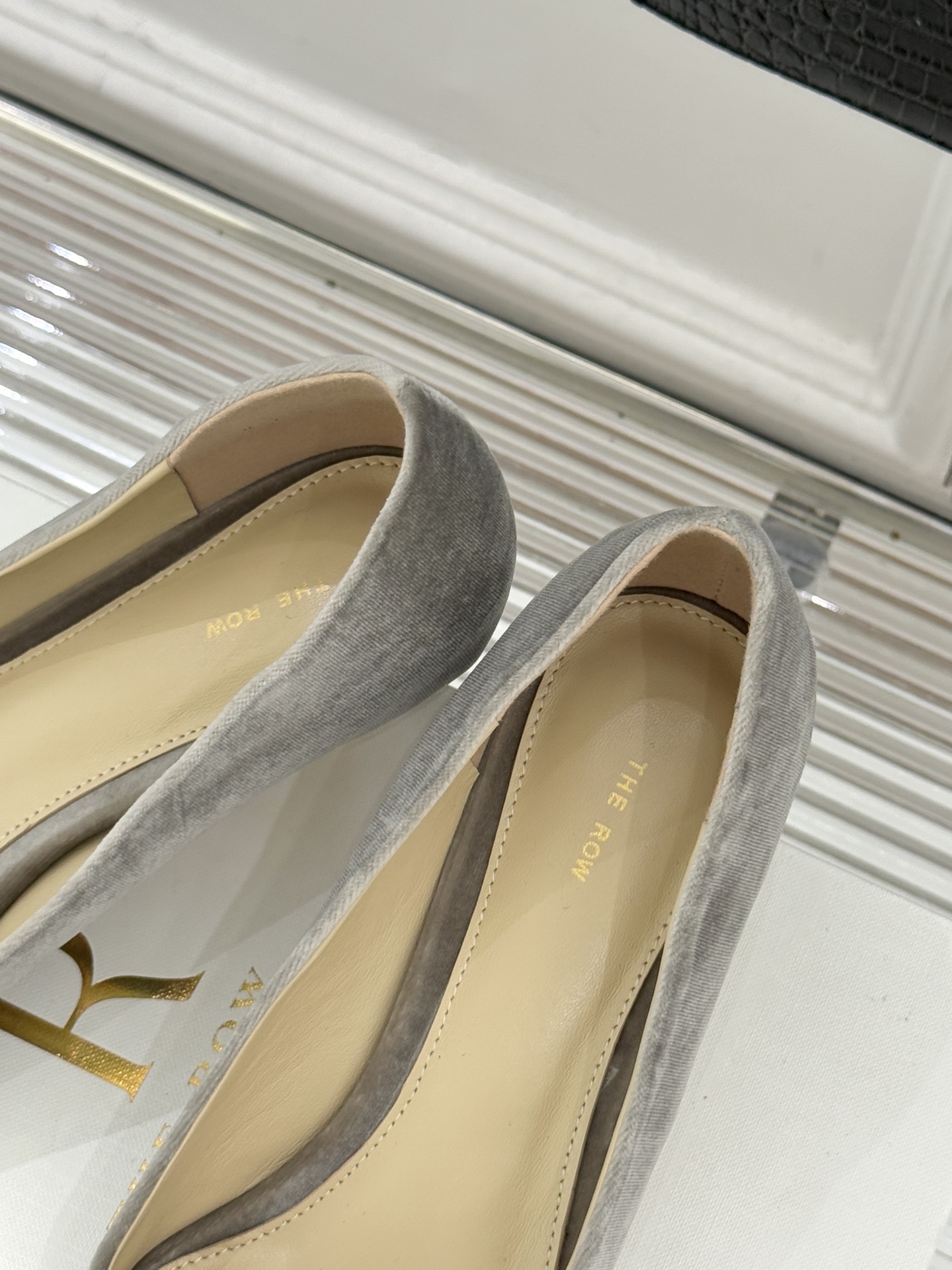 The Row25WF新品复古小方头猫跟高跟鞋单鞋以“少即是多”的设计哲学为骨将复古底蕴与现代优雅织入靴