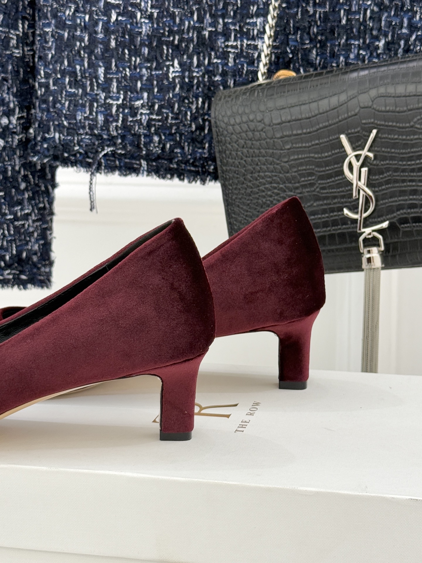 The Row25WF新品复古小方头猫跟高跟鞋单鞋以“少即是多”的设计哲学为骨将复古底蕴与现代优雅织入靴