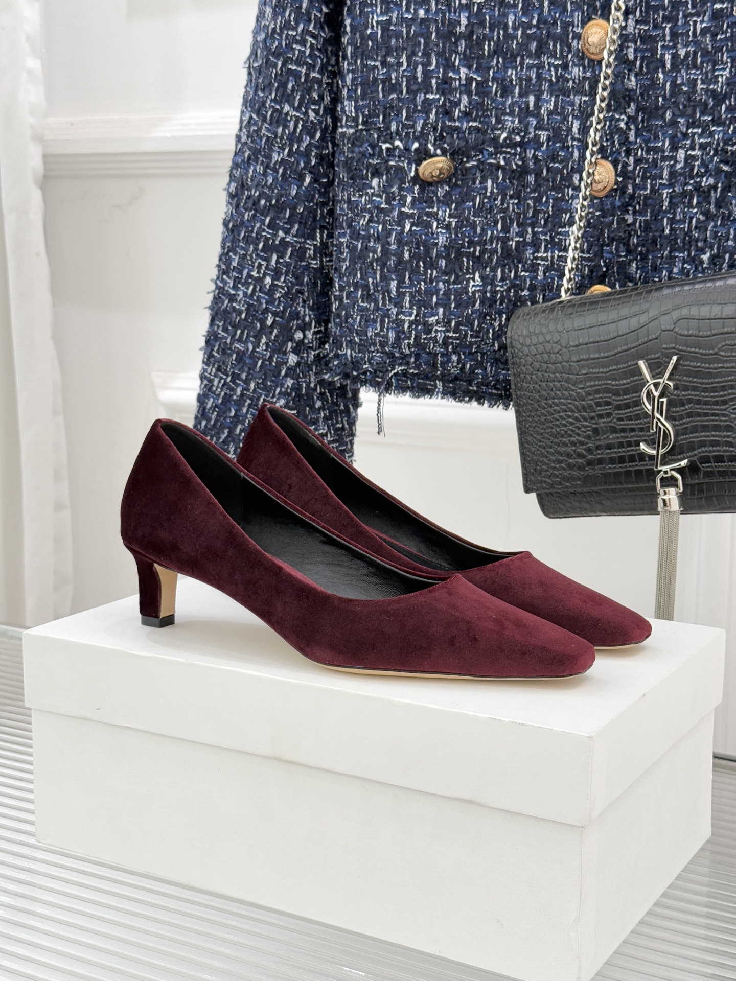 The Row25WF新品复古小方头猫跟高跟鞋单鞋以“少即是多”的设计哲学为骨将复古底蕴与现代优雅织入靴