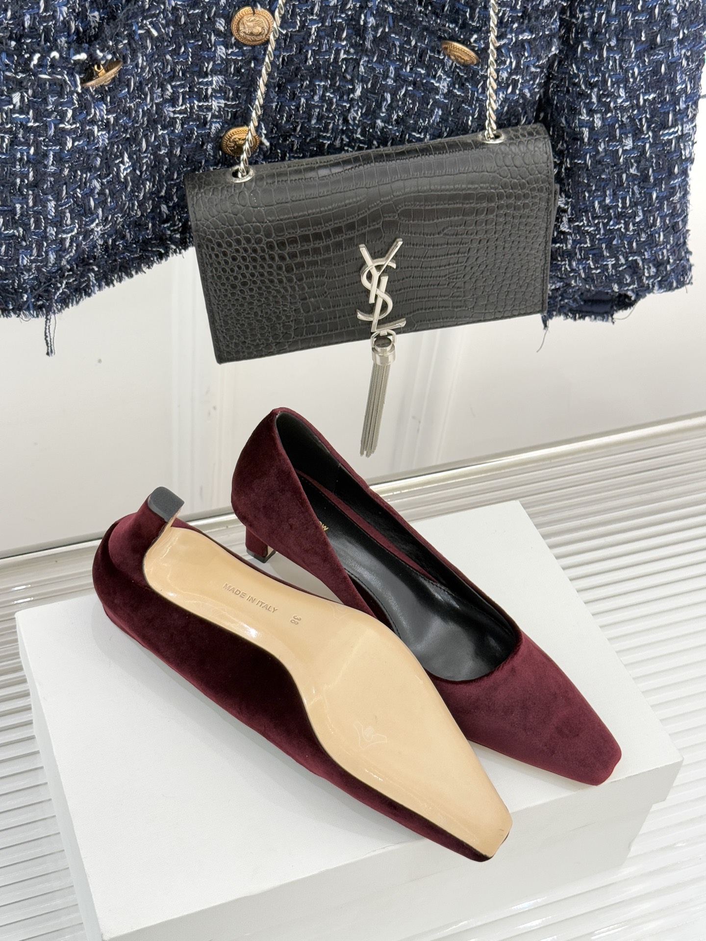 The Row25WF新品复古小方头猫跟高跟鞋单鞋以“少即是多”的设计哲学为骨将复古底蕴与现代优雅织入靴