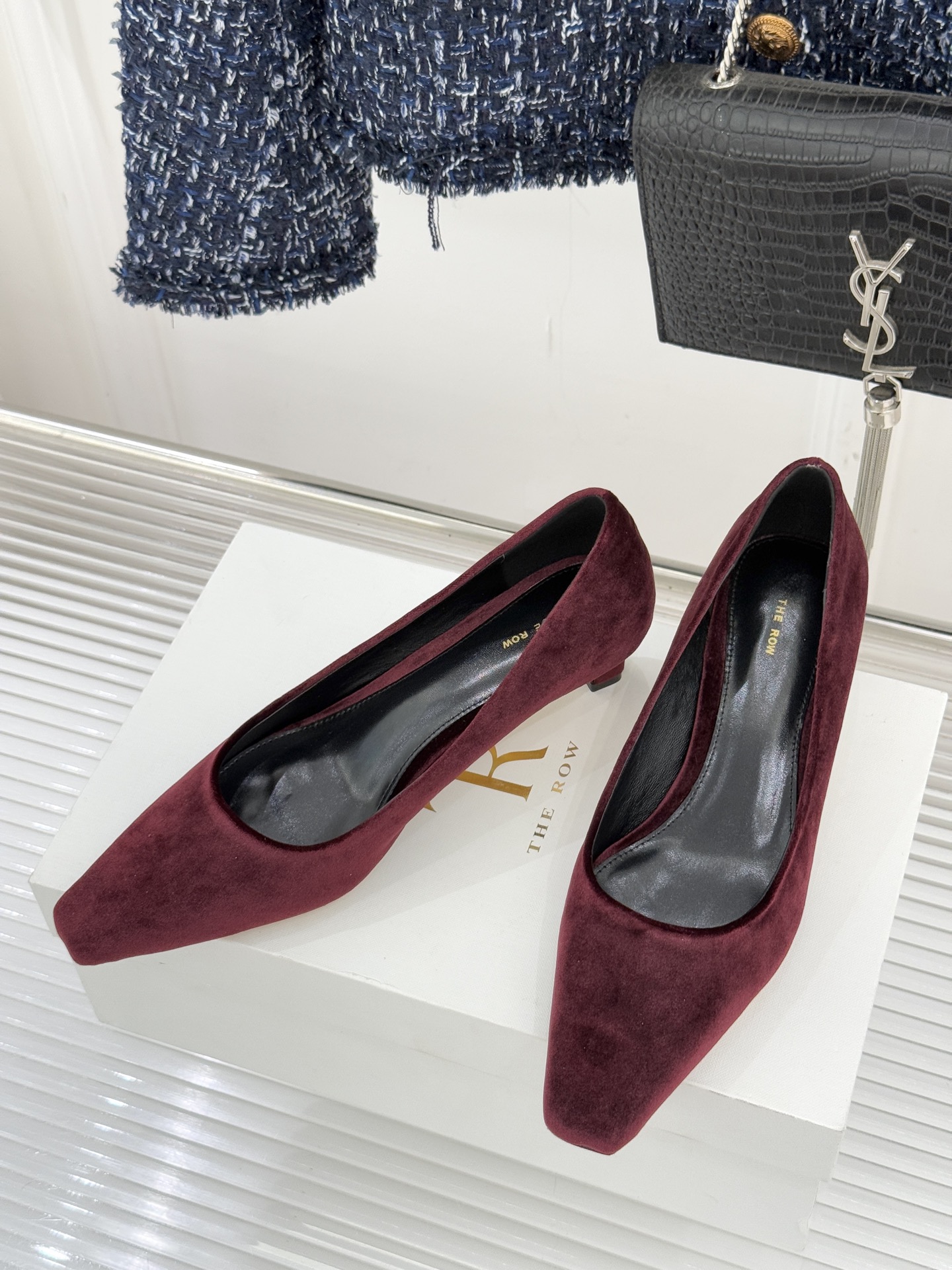 The Row25WF新品复古小方头猫跟高跟鞋单鞋以“少即是多”的设计哲学为骨将复古底蕴与现代优雅织入靴