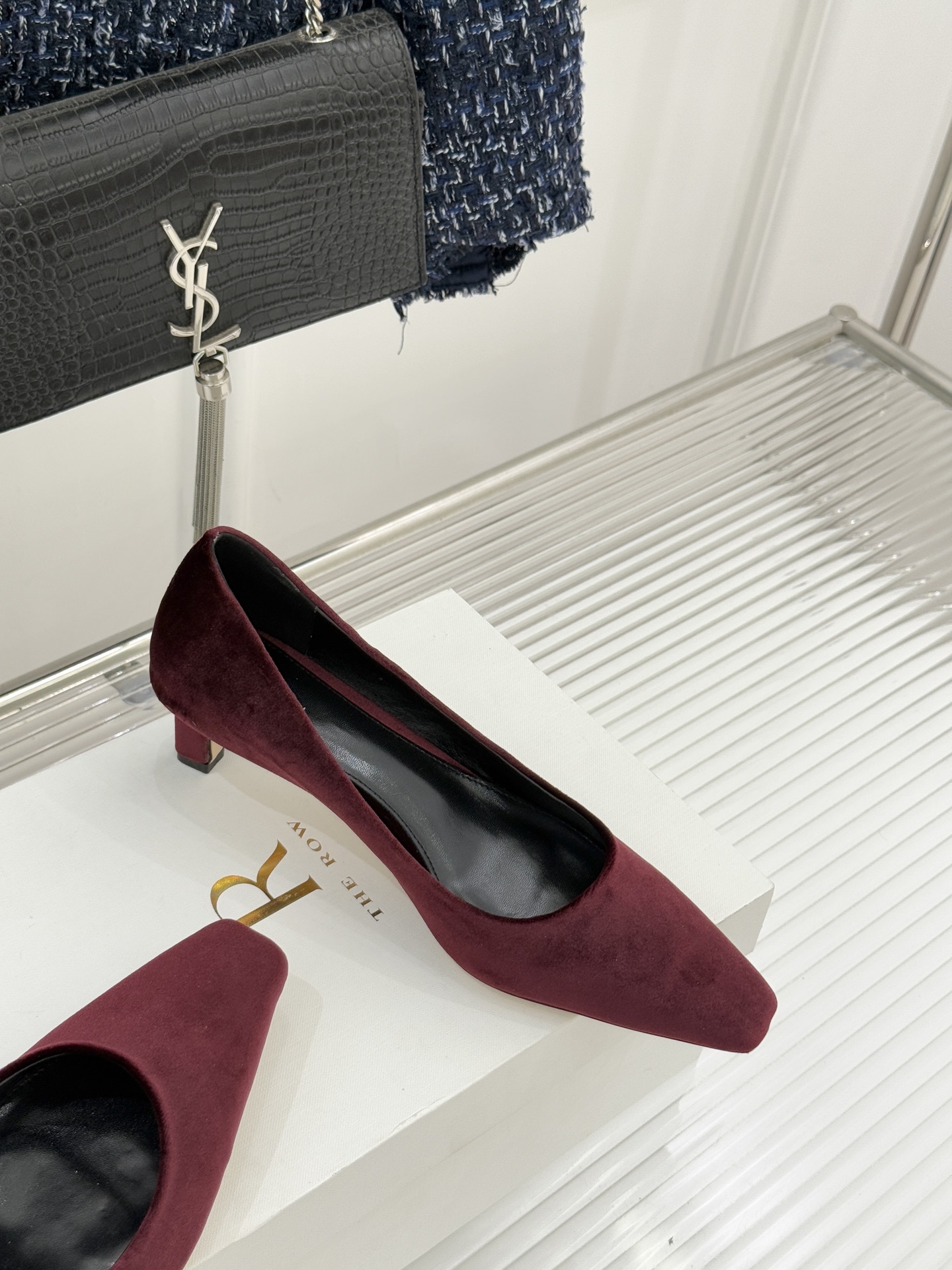 The Row25WF新品复古小方头猫跟高跟鞋单鞋以“少即是多”的设计哲学为骨将复古底蕴与现代优雅织入靴