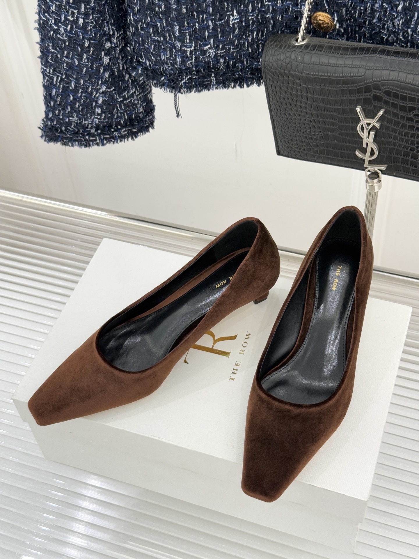 The Row25WF新品复古小方头猫跟高跟鞋单鞋以“少即是多”的设计哲学为骨将复古底蕴与现代优雅织入靴