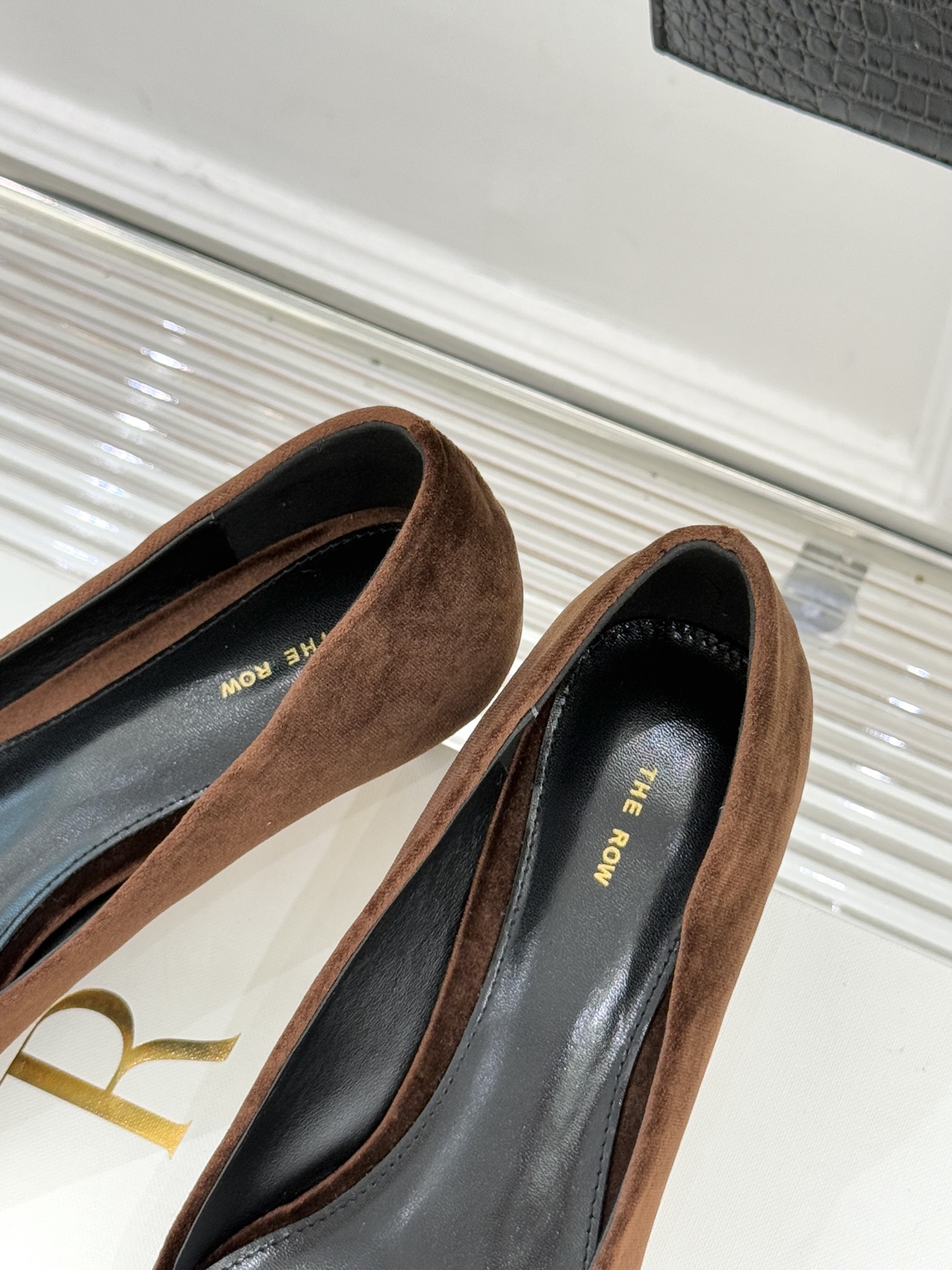 The Row25WF新品复古小方头猫跟高跟鞋单鞋以“少即是多”的设计哲学为骨将复古底蕴与现代优雅织入靴