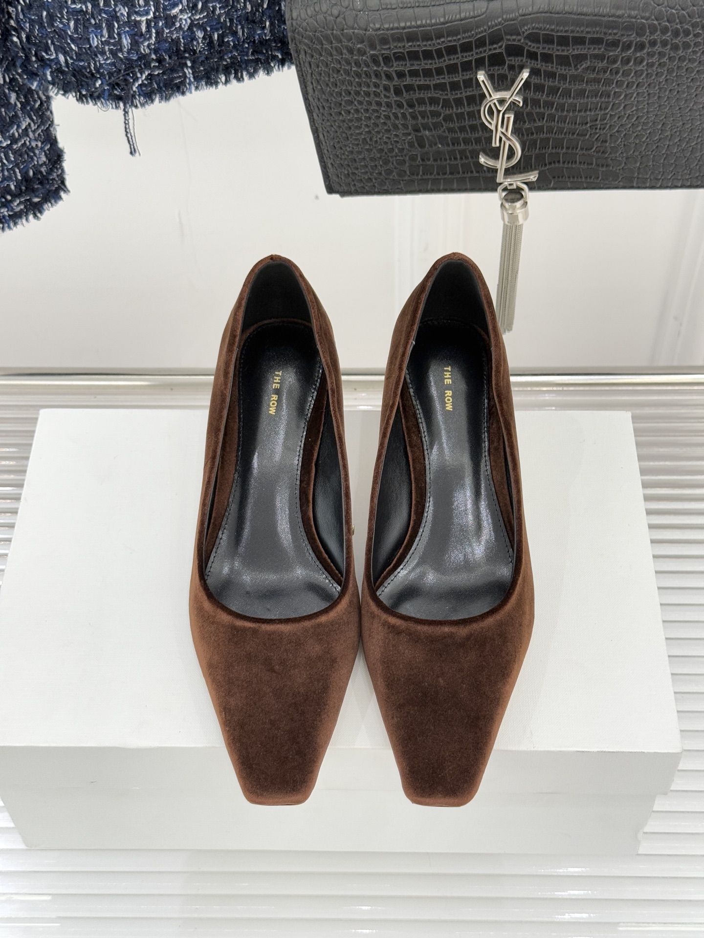 The Row25WF新品复古小方头猫跟高跟鞋单鞋以“少即是多”的设计哲学为骨将复古底蕴与现代优雅织入靴