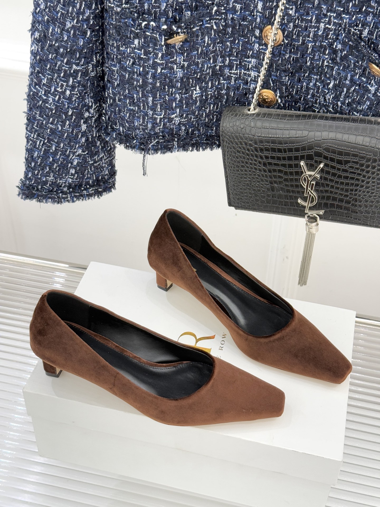 The Row25WF新品复古小方头猫跟高跟鞋单鞋以“少即是多”的设计哲学为骨将复古底蕴与现代优雅织入靴