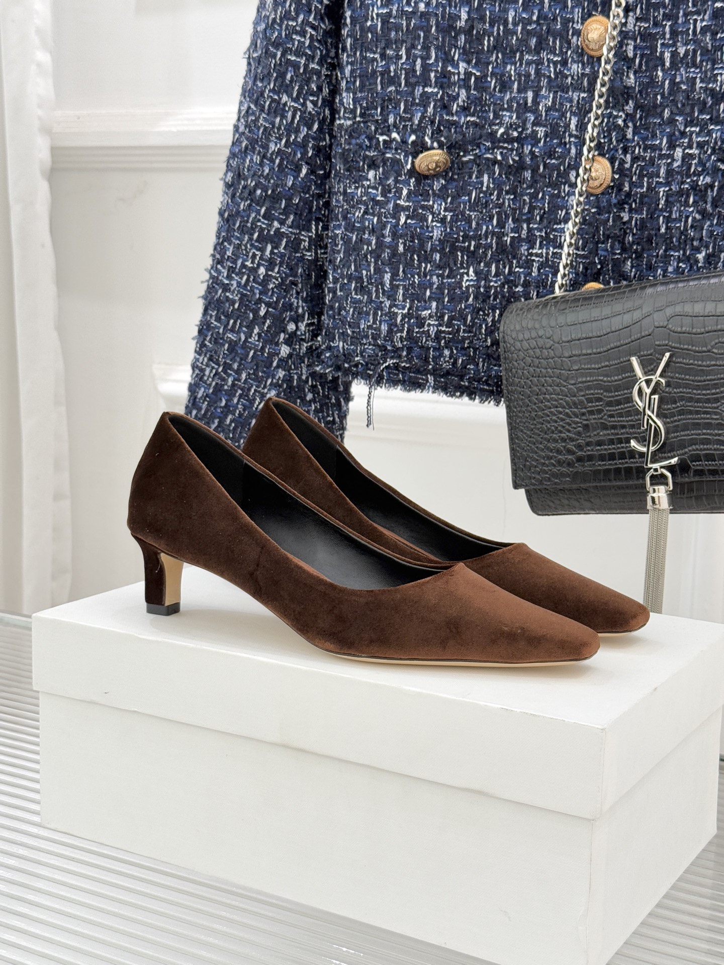 NO:628352,The Row25WF's new retro small square toe kitten heel high-heeled shoes are based on the design philosophy of 'less is more' and weave retro heritage and modern elegance into the texture of the boots. Precipitating a low-key luxury that does not follow the trend. The iconic small square toe breaks the sharpness and outlines the retro and cool silhouette. The height of the kitten heel is cleverly concealed. It not only continues the brand's architectural lines, but also uses just the right support to make the step calm and steady, quietly integrating pragmatism and sophistication.  Paired with wide-leg trousers, it is a smart commuting style. Paired with a floral long skirt, it looks retro and gentle. It has become a core item to shape your personal temperament. The upper is made of sheepskin/sheep suede. The lining and tiptoe are all sheepskin. The heel height is 4cm. Italian imported genuine leather outsole Size35-39 (40 customized), high-heeled shoes, boots, high heels, skirts, sheepskin, Leather soles19860909The Row25WF新品复古小方头 猫跟高跟鞋单鞋 以“少即是多”的设计哲学为骨 将复古底蕴与现代优雅织入靴履肌理. 沉淀出不逐潮流的低调奢华. 标志性小方头打破尖锐感 勾勒出复古飒爽的轮廓 猫跟高度藏巧于拙 既延续品牌建筑感线条 又以恰到好处的支撑力让步履从容稳健 将实用主义与精致感悄然融合. 搭配阔腿西裤是干练通勤风 配碎花长裙显复古温柔 成为塑造个人气质的核心单品. 鞋面甄选羊皮/羊反绒 内里踮脚均为羊皮 跟高4cm 意大利进口真皮大底 Size35-39（40定制）,高跟鞋单鞋,boots,high heels,skirts,sheepskin,Leather soles,Women's Shoes