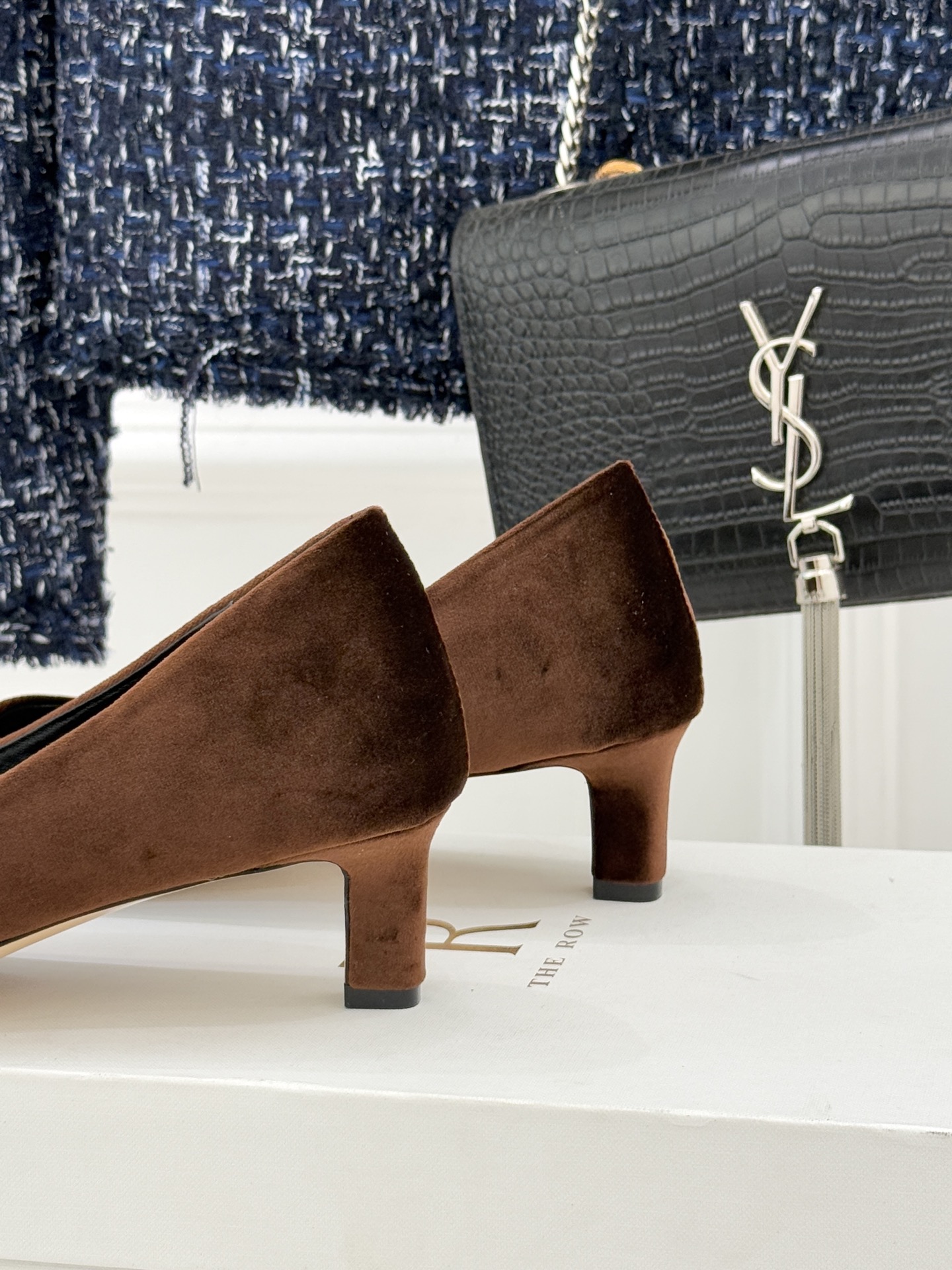 The Row25WF新品复古小方头猫跟高跟鞋单鞋以“少即是多”的设计哲学为骨将复古底蕴与现代优雅织入靴