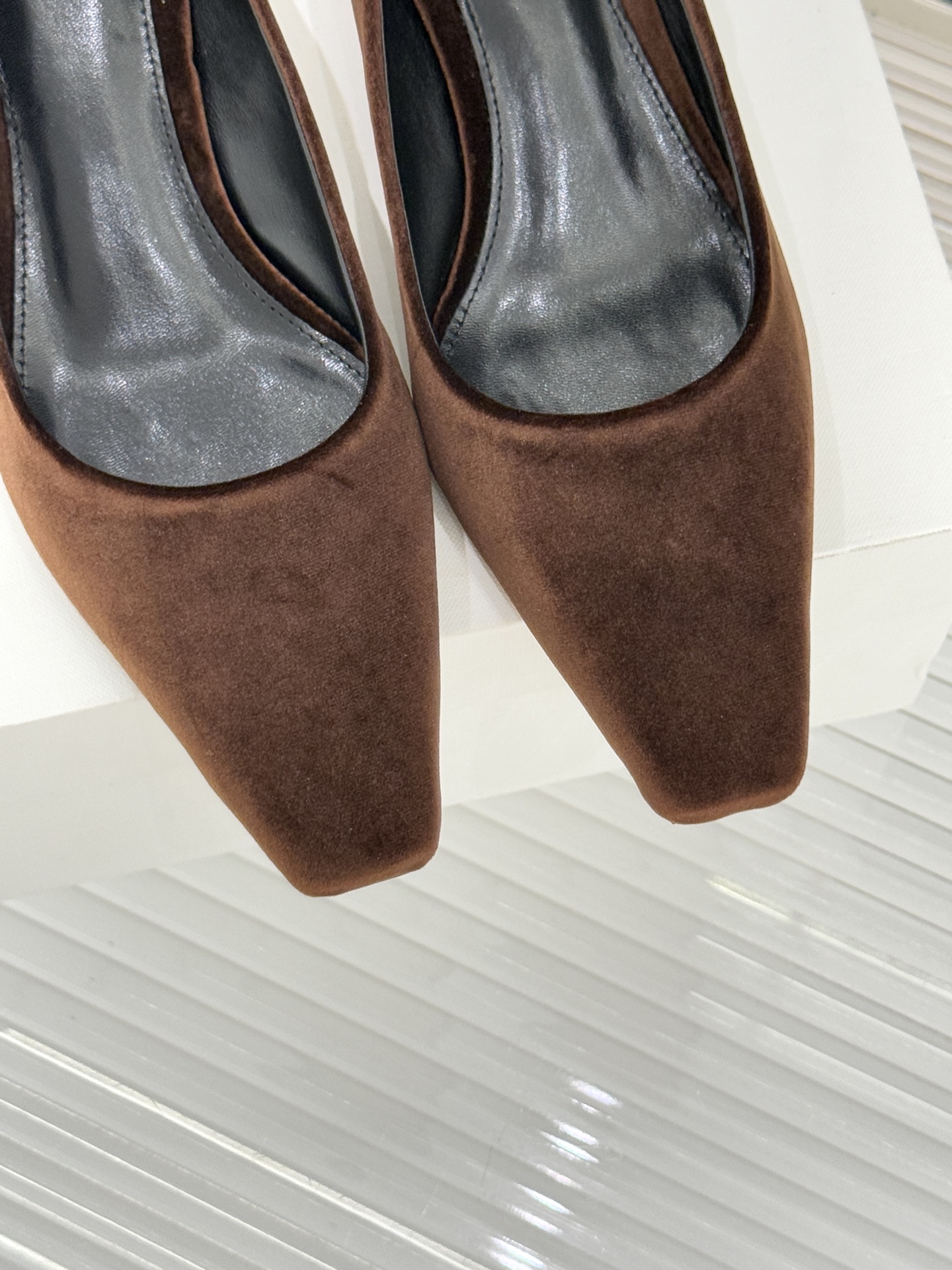 The Row25WF新品复古小方头猫跟高跟鞋单鞋以“少即是多”的设计哲学为骨将复古底蕴与现代优雅织入靴