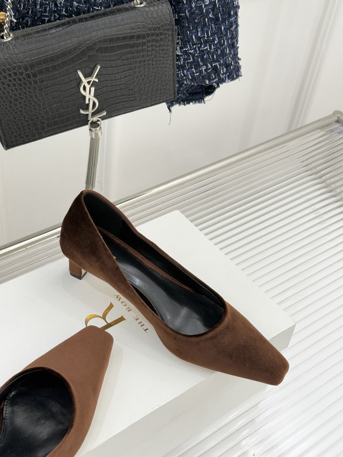 The Row25WF新品复古小方头猫跟高跟鞋单鞋以“少即是多”的设计哲学为骨将复古底蕴与现代优雅织入靴