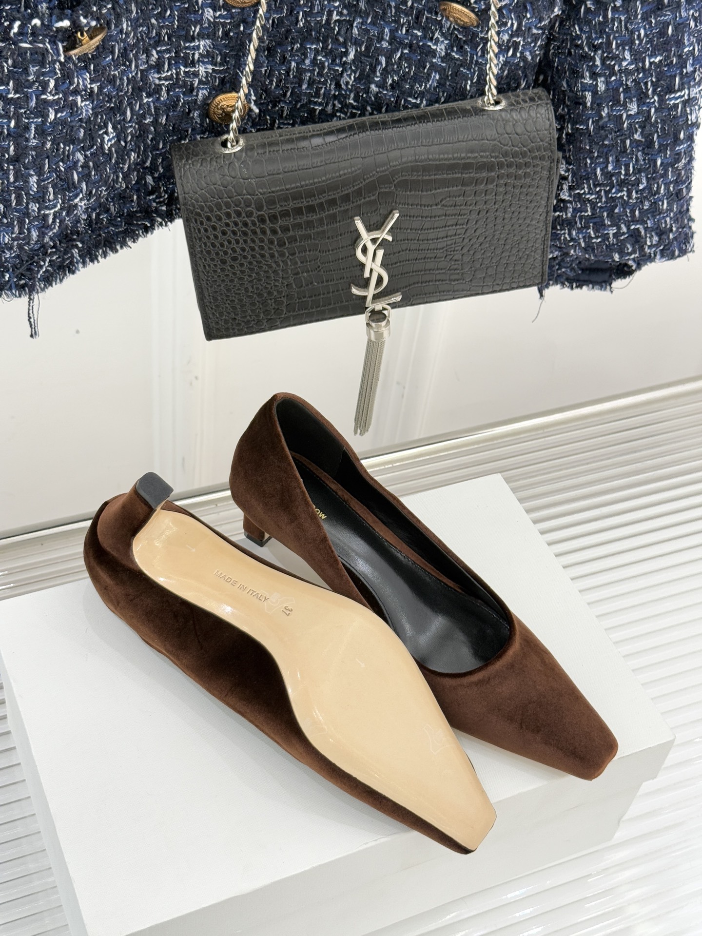 The Row25WF新品复古小方头猫跟高跟鞋单鞋以“少即是多”的设计哲学为骨将复古底蕴与现代优雅织入靴