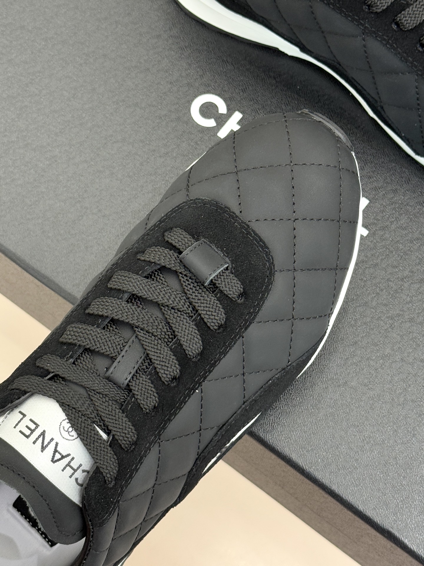 CHANE*｜小香26C新品双C菱格休闲运动鞋这双运动鞋是 26C早春的神作！标志性菱格纹赋予鞋面立体层