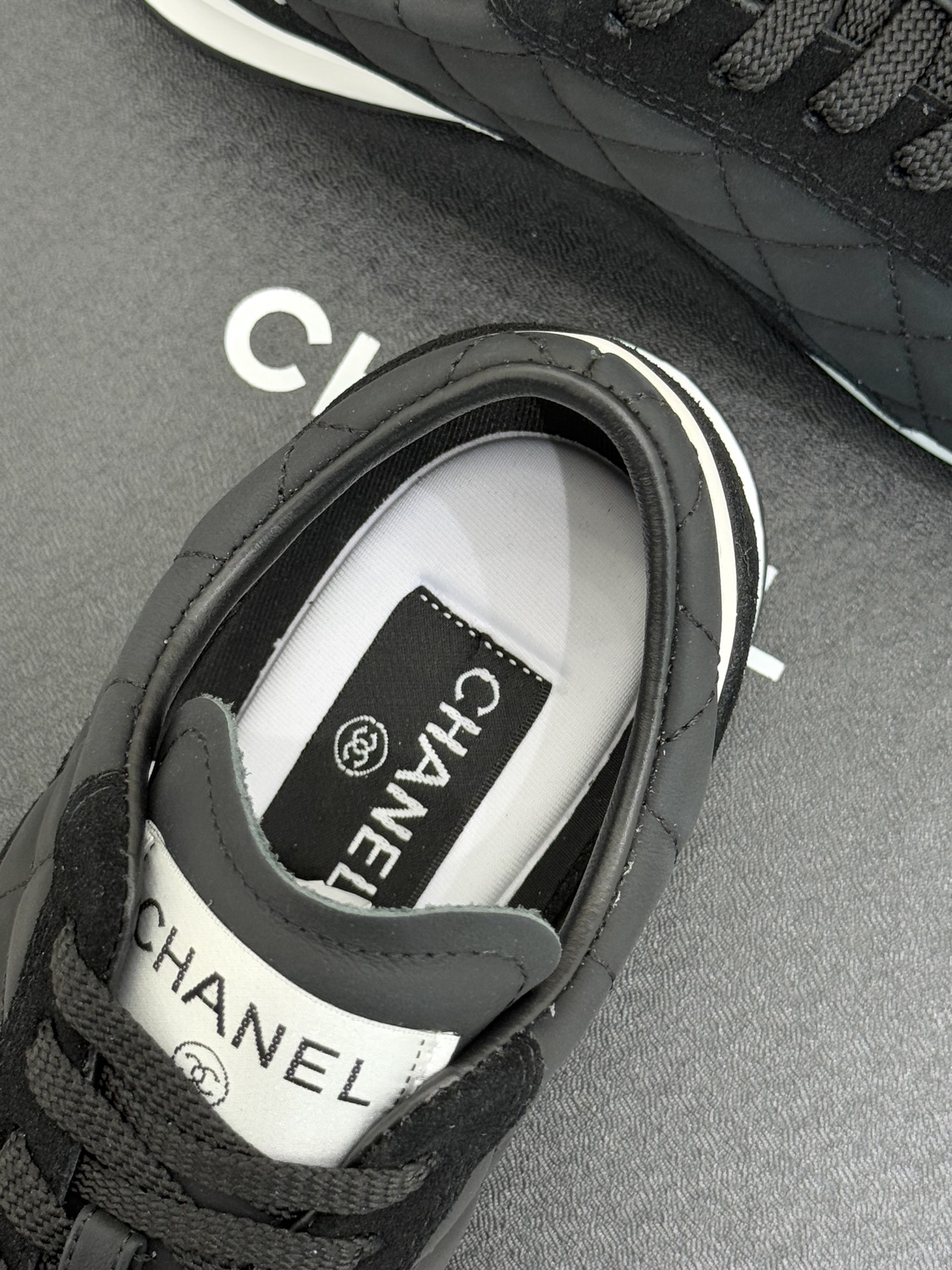 CHANE*｜小香26C新品双C菱格休闲运动鞋这双运动鞋是 26C早春的神作！标志性菱格纹赋予鞋面立体层