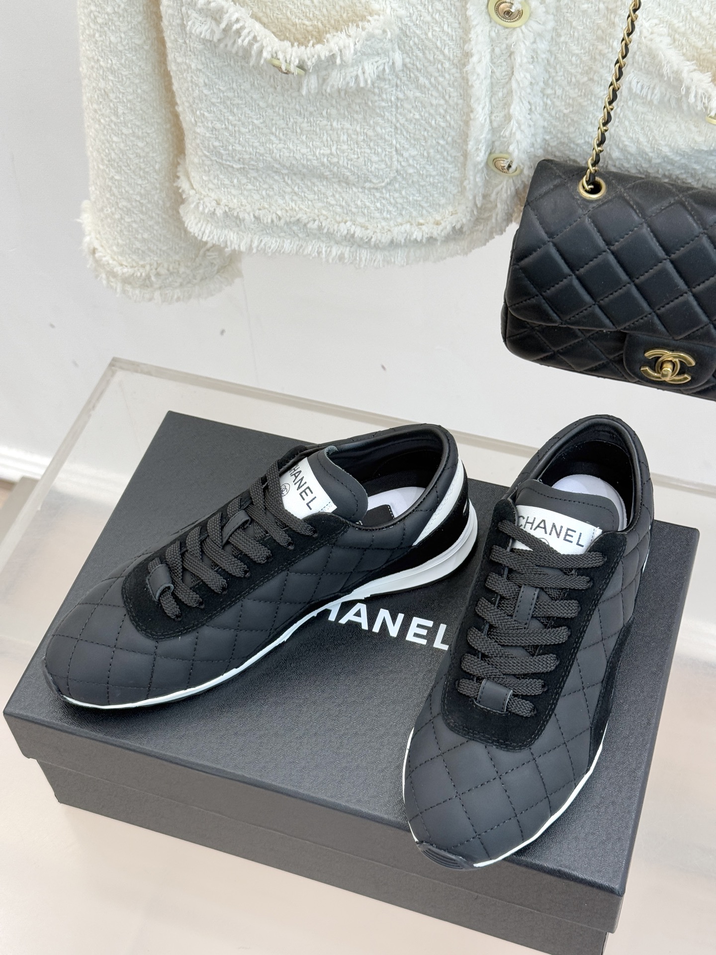 CHANE*｜小香26C新品双C菱格休闲运动鞋这双运动鞋是 26C早春的神作！标志性菱格纹赋予鞋面立体层