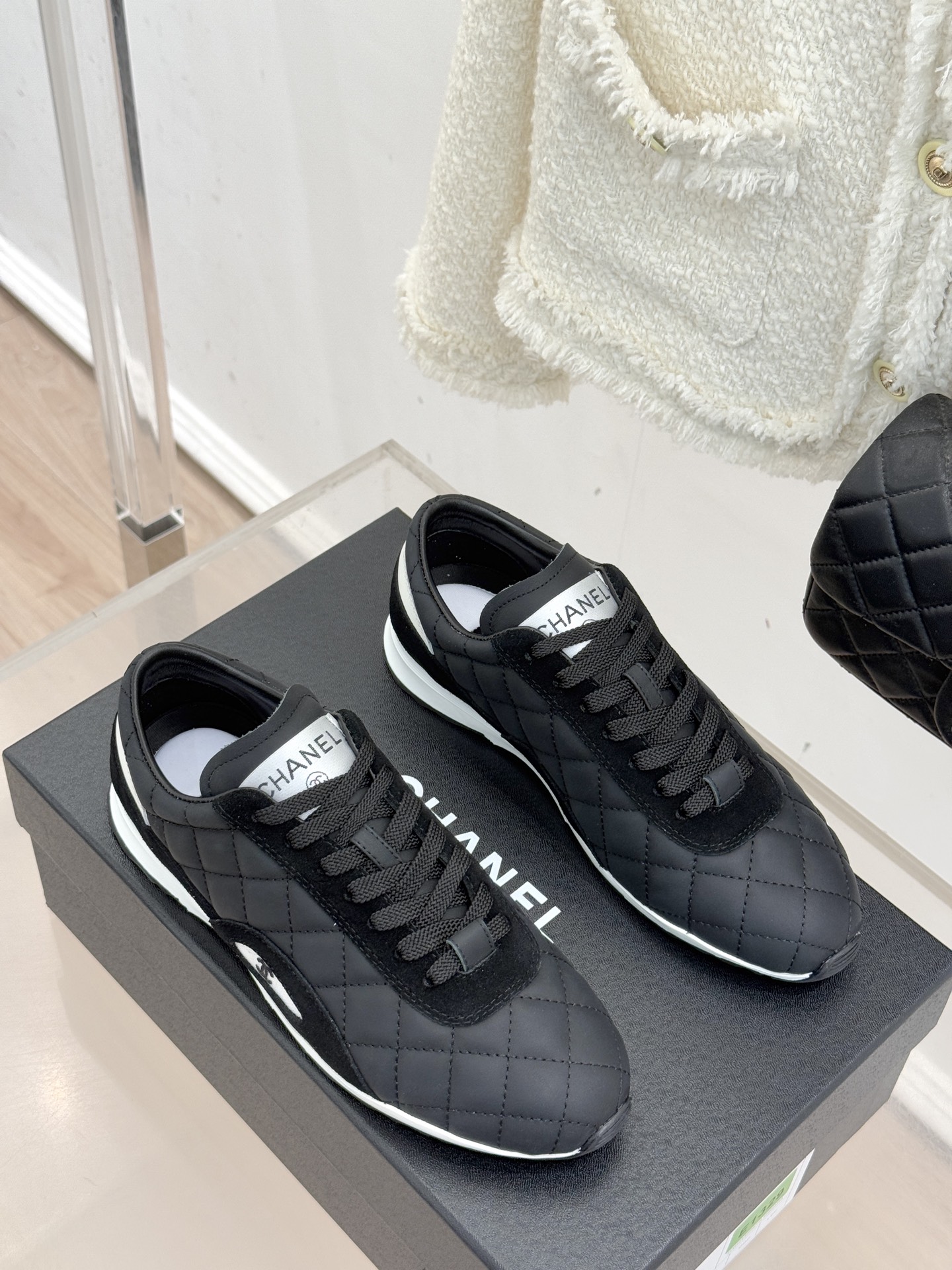 CHANE*｜小香26C新品双C菱格休闲运动鞋这双运动鞋是 26C早春的神作！标志性菱格纹赋予鞋面立体层