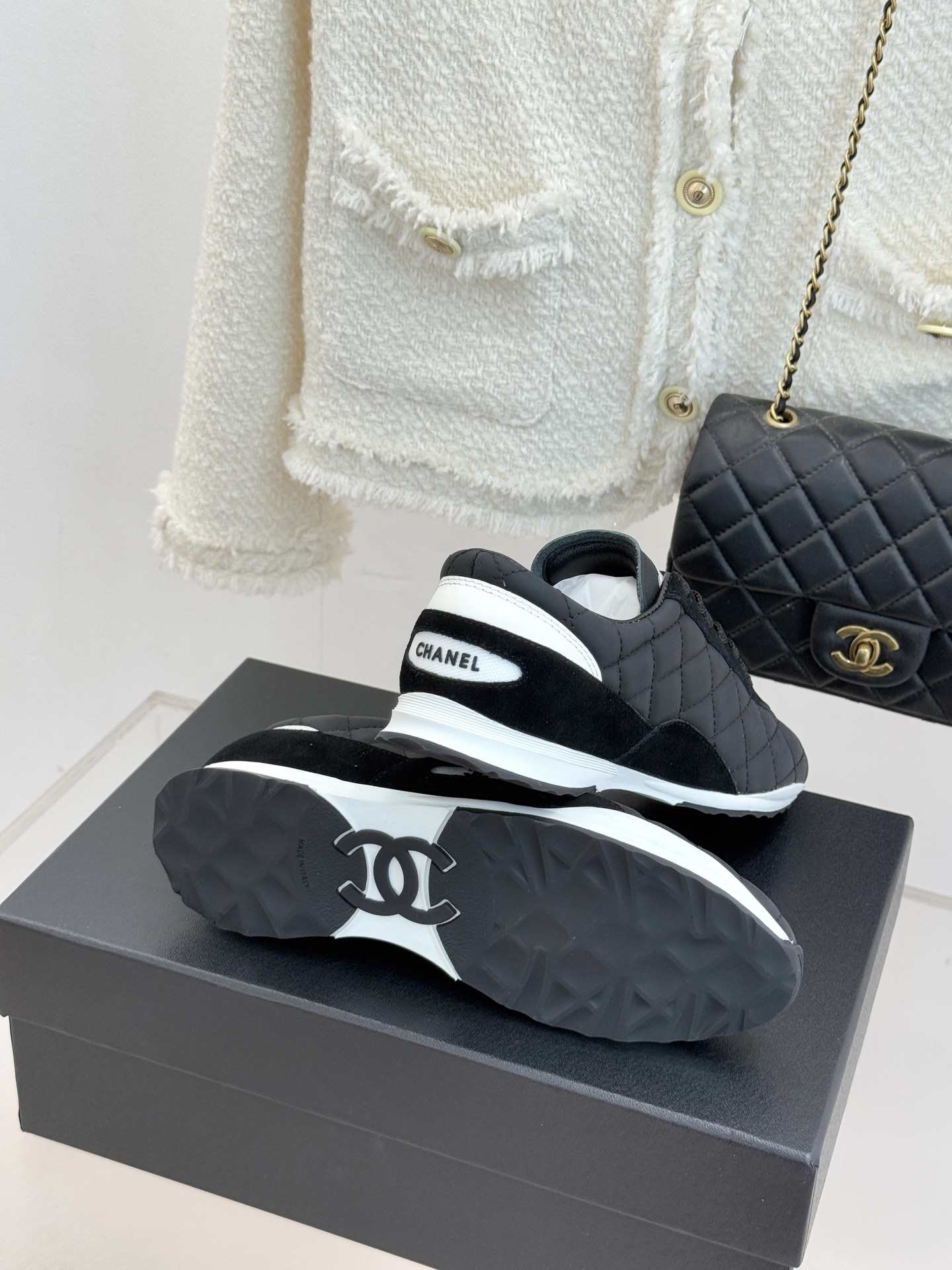 CHANE*｜小香26C新品双C菱格休闲运动鞋这双运动鞋是 26C早春的神作！标志性菱格纹赋予鞋面立体层