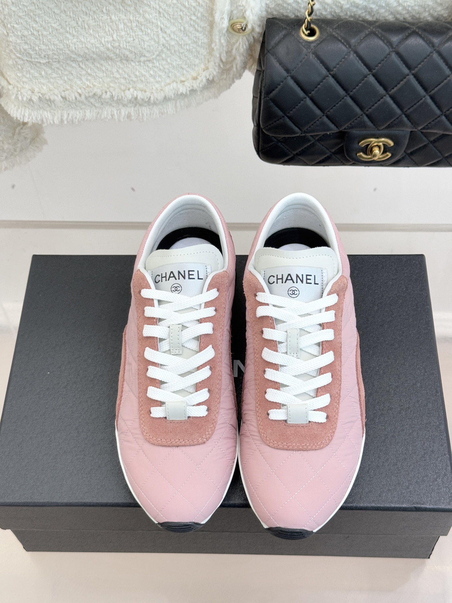 CHANE*｜小香26C新品双C菱格休闲运动鞋这双运动鞋是 26C早春的神作！标志性菱格纹赋予鞋面立体层