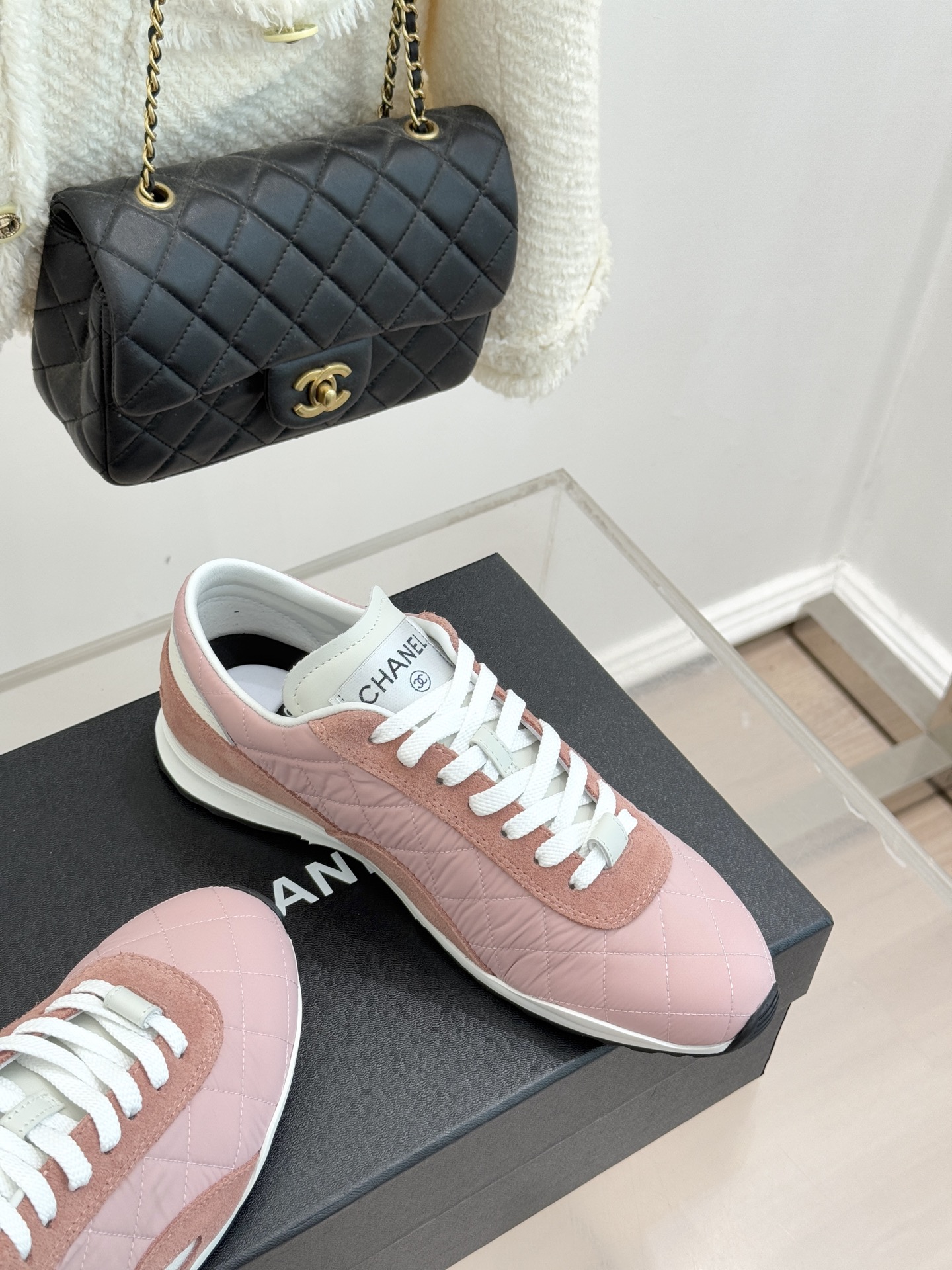 CHANE*｜小香26C新品双C菱格休闲运动鞋这双运动鞋是 26C早春的神作！标志性菱格纹赋予鞋面立体层