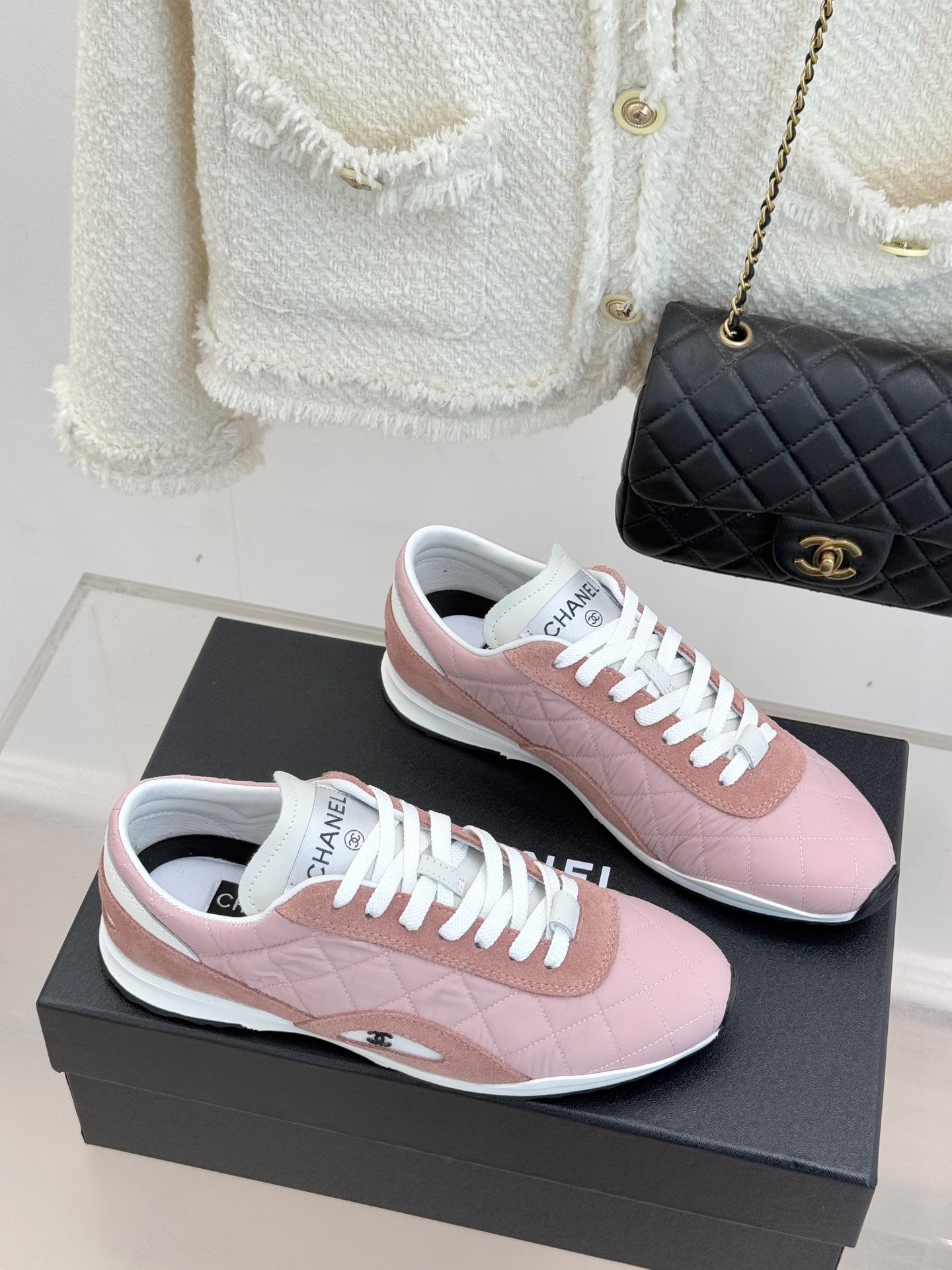 CHANE*｜小香26C新品双C菱格休闲运动鞋这双运动鞋是 26C早春的神作！标志性菱格纹赋予鞋面立体层