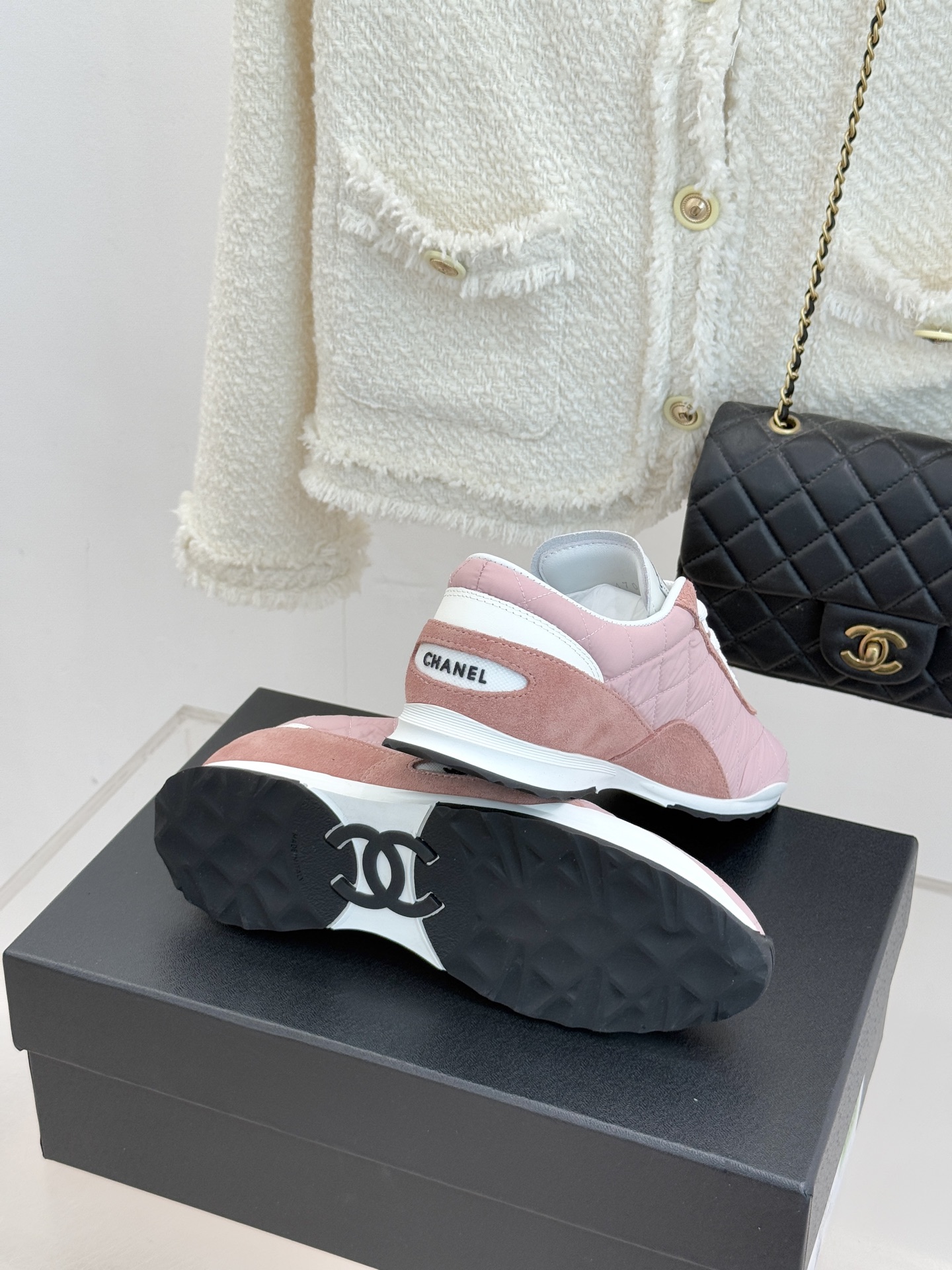 CHANE*｜小香26C新品双C菱格休闲运动鞋这双运动鞋是 26C早春的神作！标志性菱格纹赋予鞋面立体层