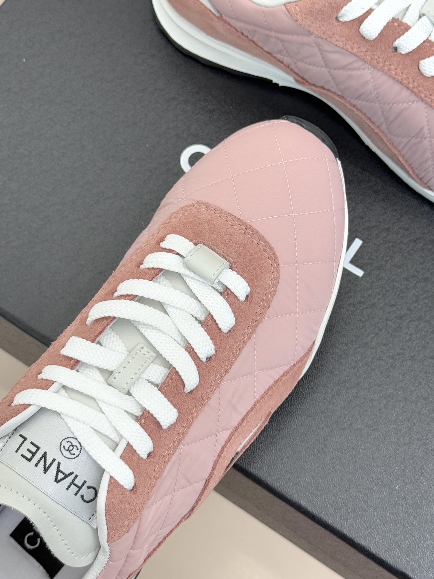 CHANE*｜小香26C新品双C菱格休闲运动鞋这双运动鞋是 26C早春的神作！标志性菱格纹赋予鞋面立体层