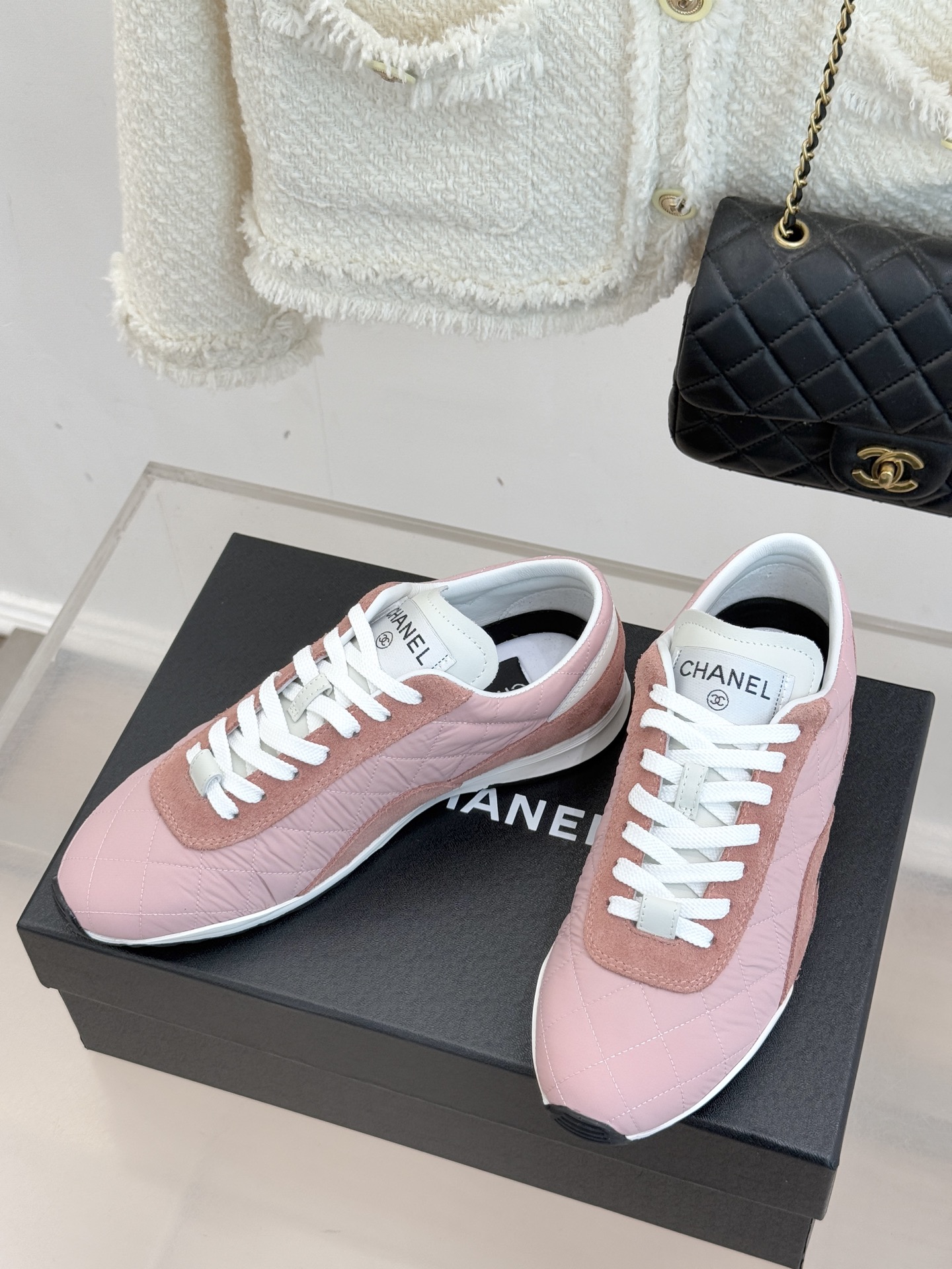 CHANE*｜小香26C新品双C菱格休闲运动鞋这双运动鞋是 26C早春的神作！标志性菱格纹赋予鞋面立体层