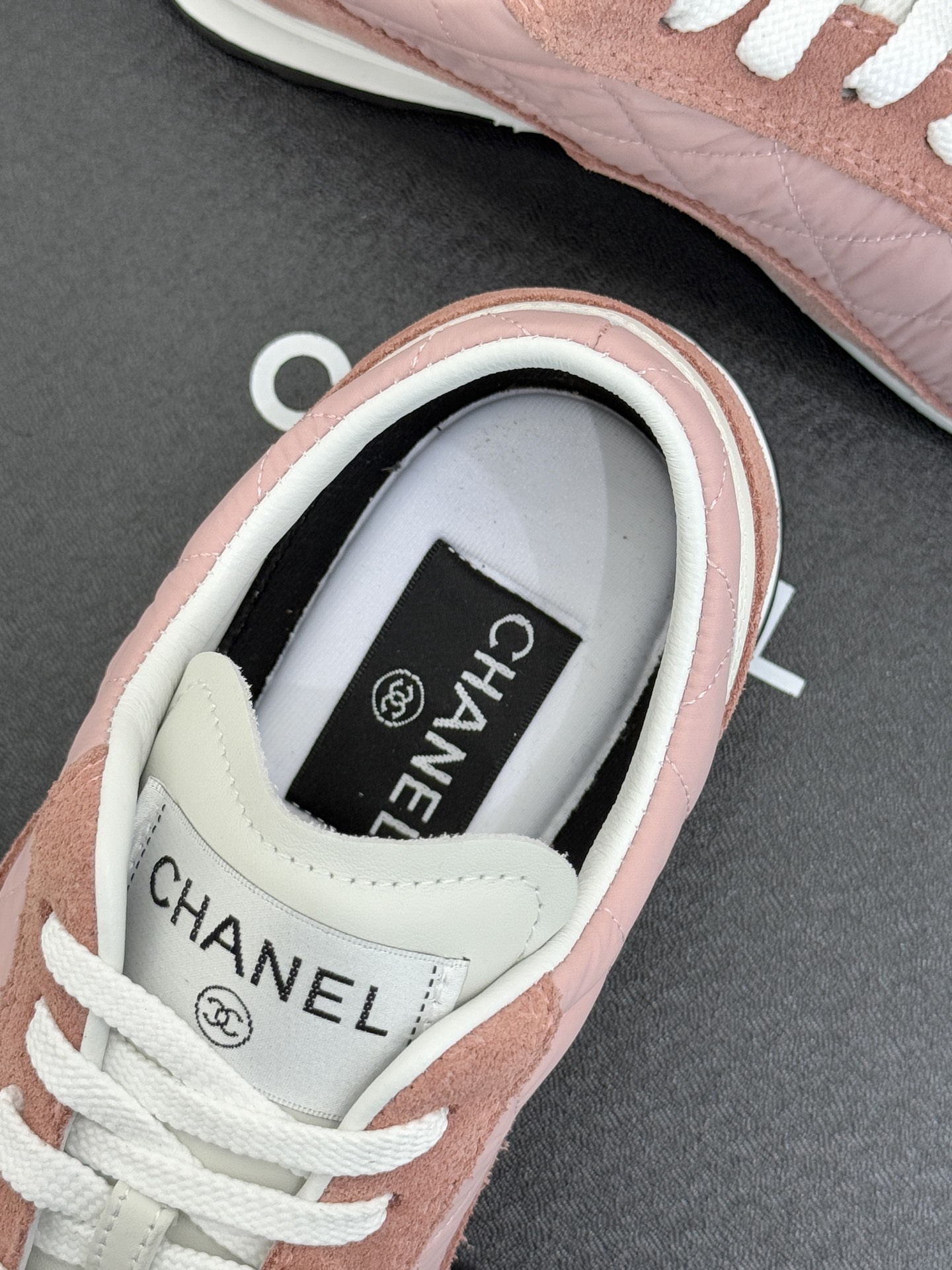 CHANE*｜小香26C新品双C菱格休闲运动鞋这双运动鞋是 26C早春的神作！标志性菱格纹赋予鞋面立体层