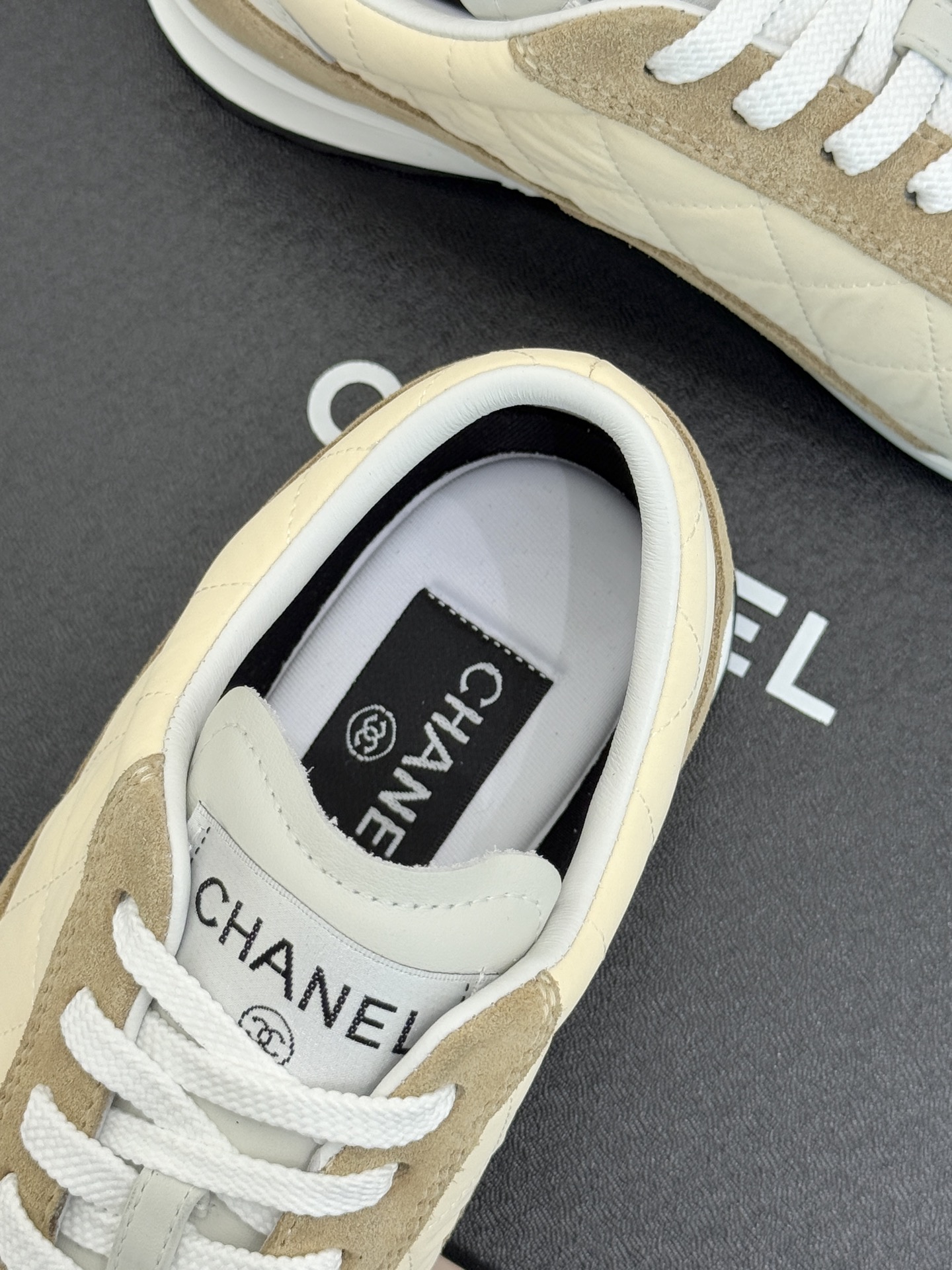 CHANE*｜小香26C新品双C菱格休闲运动鞋这双运动鞋是 26C早春的神作！标志性菱格纹赋予鞋面立体层