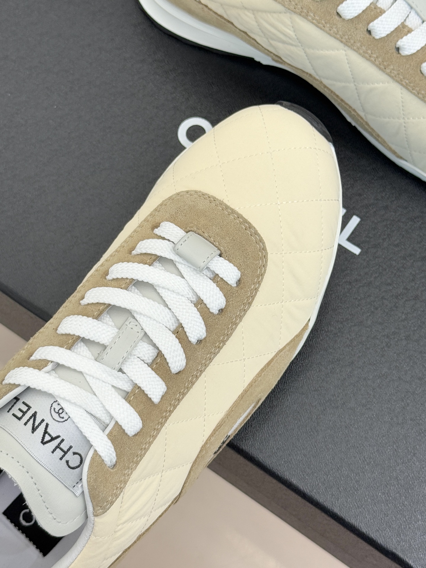 CHANE*｜小香26C新品双C菱格休闲运动鞋这双运动鞋是 26C早春的神作！标志性菱格纹赋予鞋面立体层