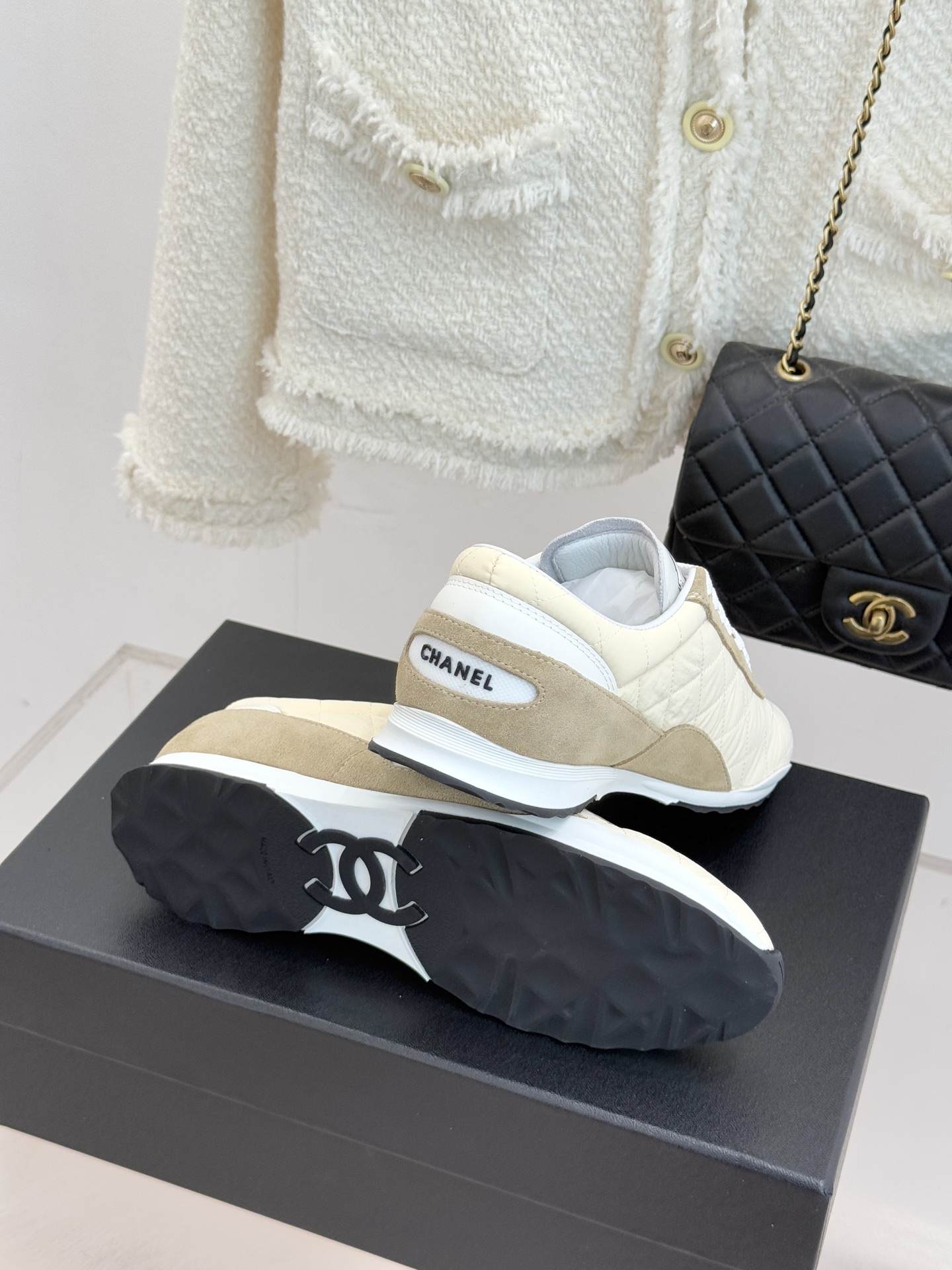 CHANE*｜小香26C新品双C菱格休闲运动鞋这双运动鞋是 26C早春的神作！标志性菱格纹赋予鞋面立体层