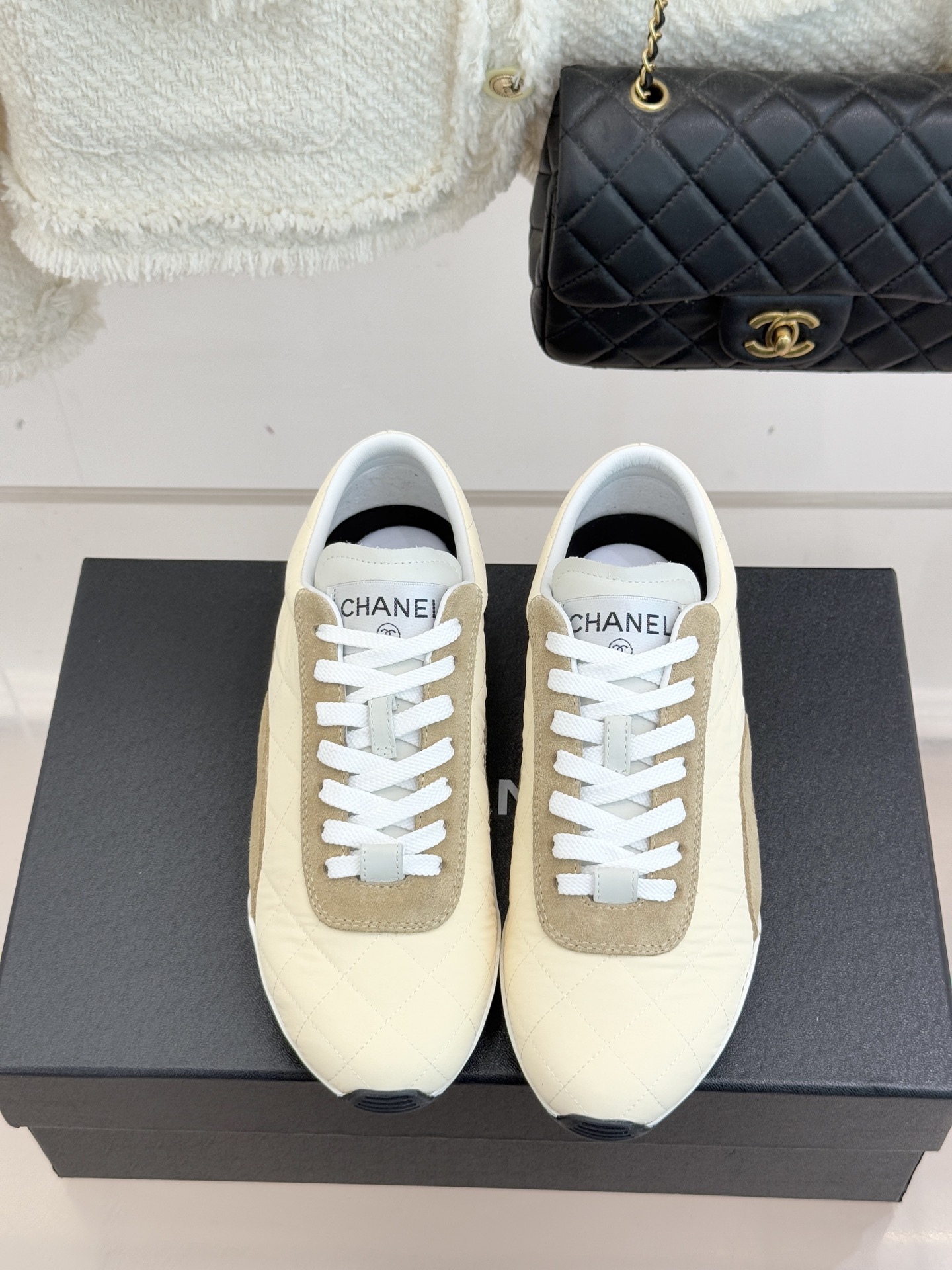 CHANE*｜小香26C新品双C菱格休闲运动鞋这双运动鞋是 26C早春的神作！标志性菱格纹赋予鞋面立体层