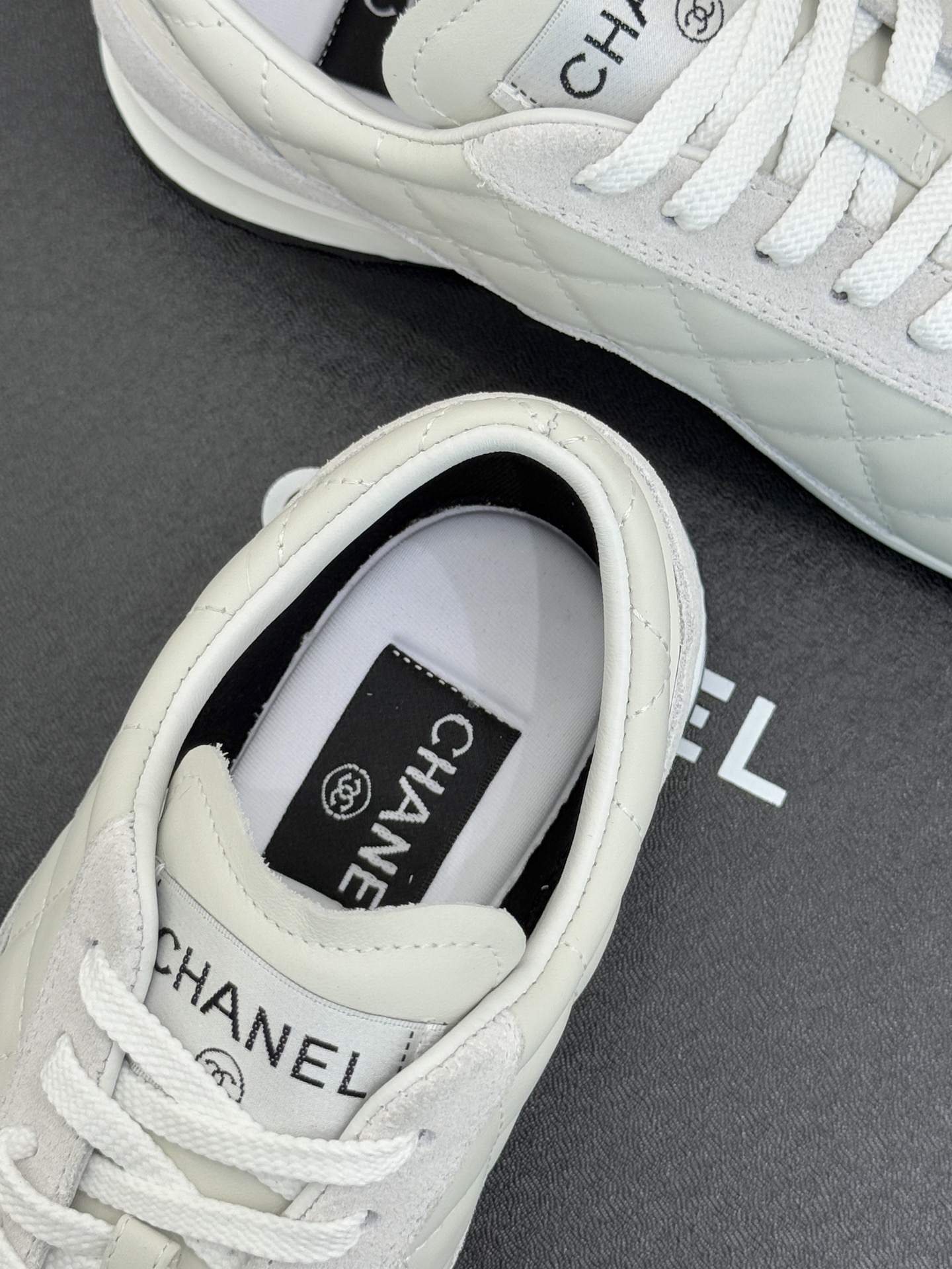 CHANE*｜小香26C新品双C菱格休闲运动鞋这双运动鞋是 26C早春的神作！标志性菱格纹赋予鞋面立体层