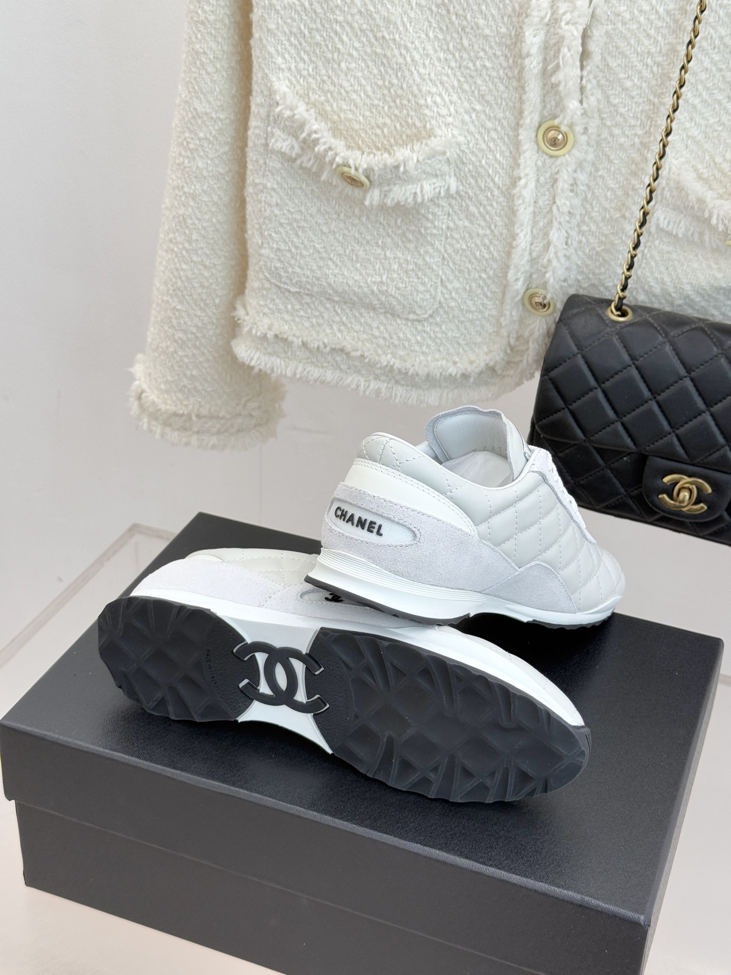 CHANE*｜小香26C新品双C菱格休闲运动鞋这双运动鞋是 26C早春的神作！标志性菱格纹赋予鞋面立体层