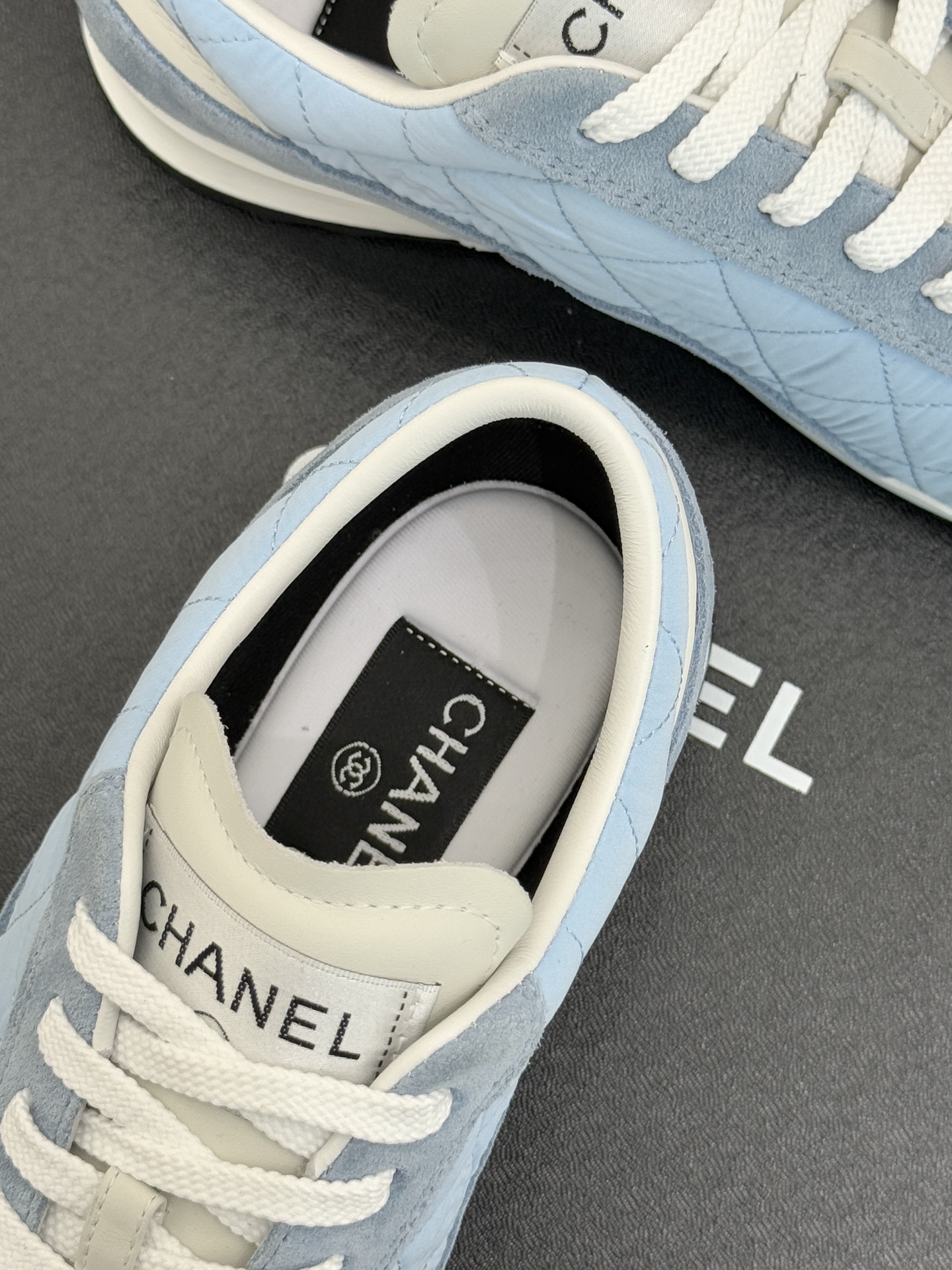 CHANE*｜小香26C新品双C菱格休闲运动鞋这双运动鞋是 26C早春的神作！标志性菱格纹赋予鞋面立体层