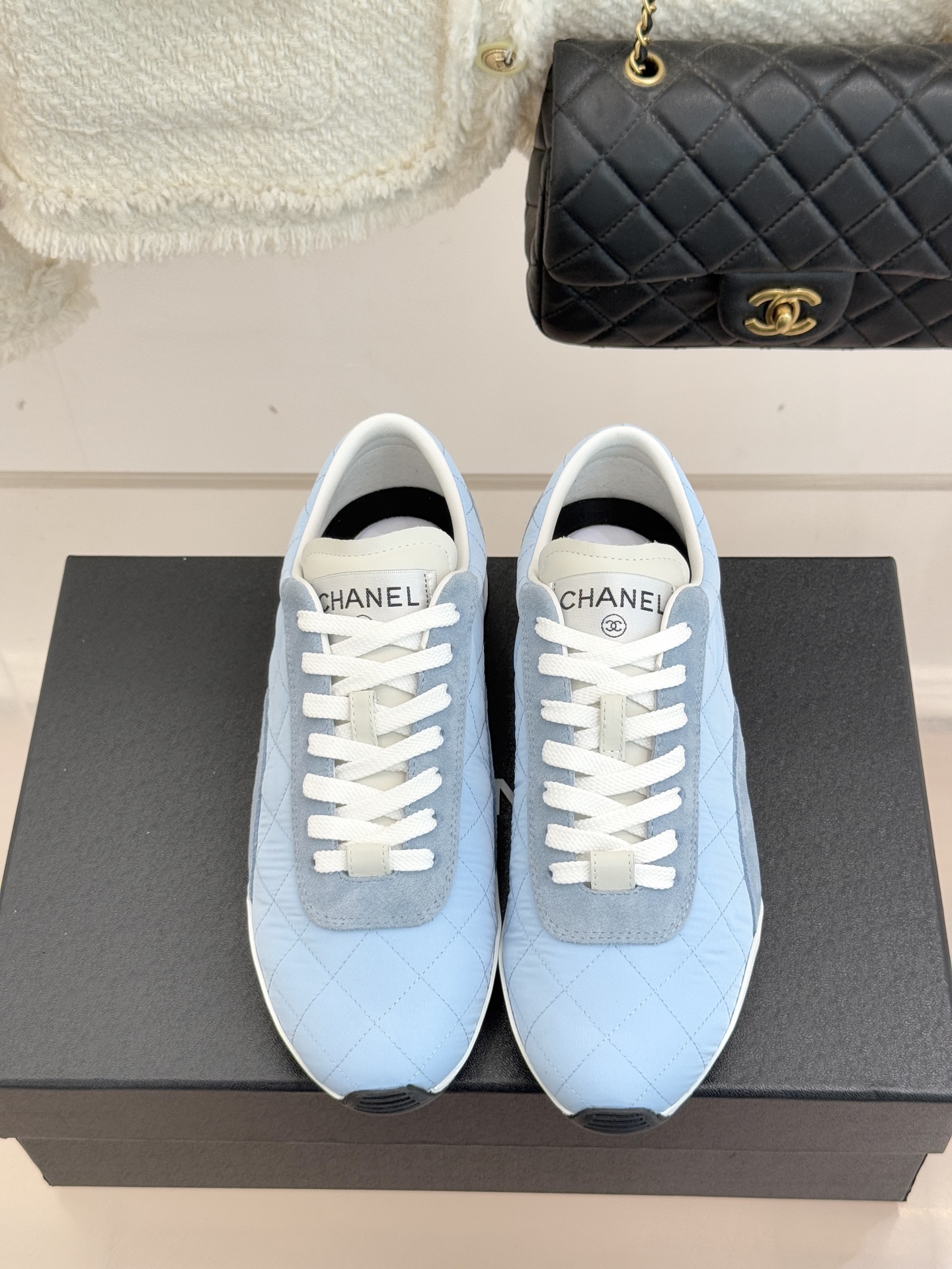 CHANE*｜小香26C新品双C菱格休闲运动鞋这双运动鞋是 26C早春的神作！标志性菱格纹赋予鞋面立体层