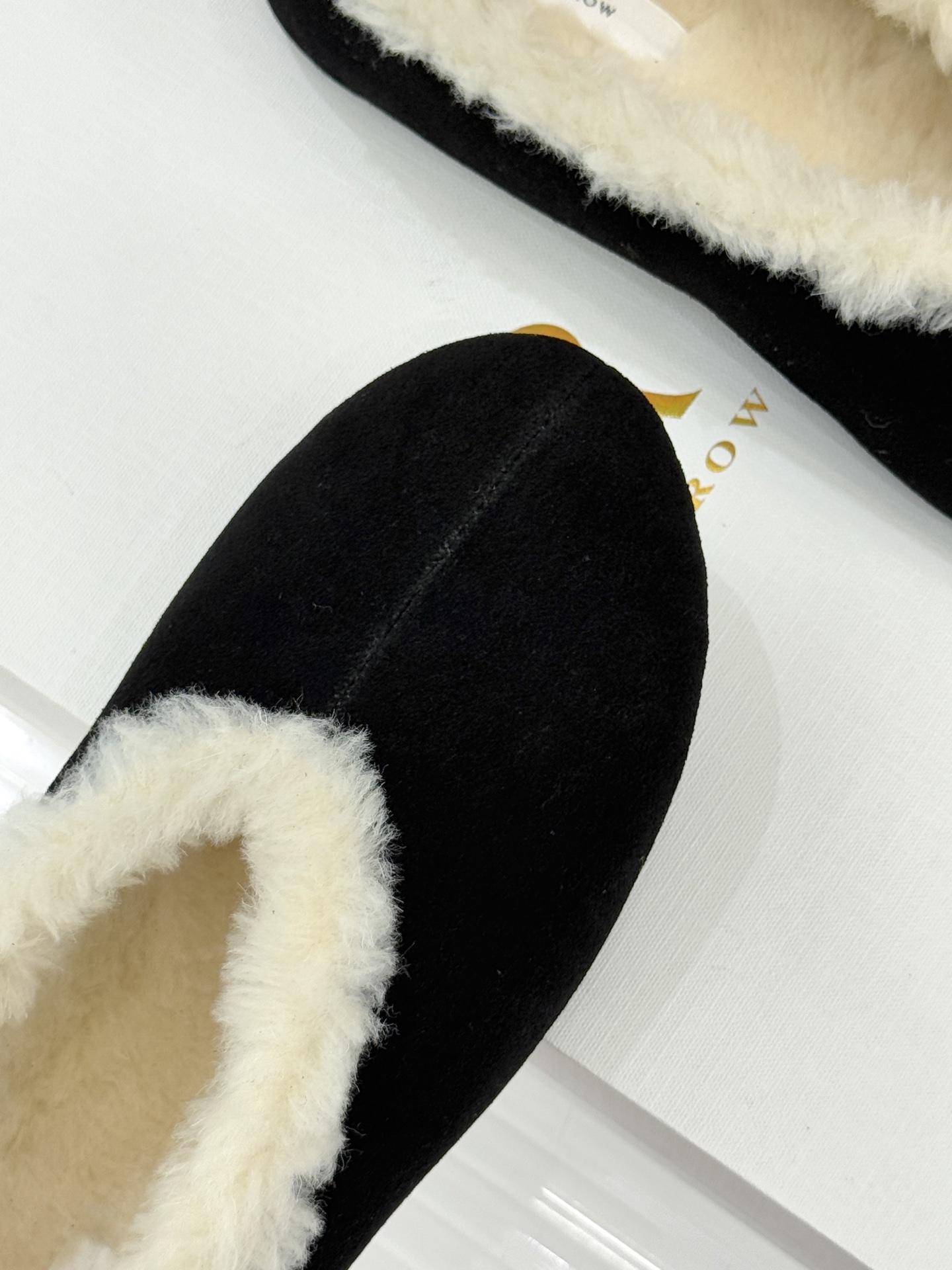 The Row 25WF新品复古毛毛鞋这双毛毛鞋以品牌标志性极简美学注解秋冬“宅家精致主义”。甄选柔密羊